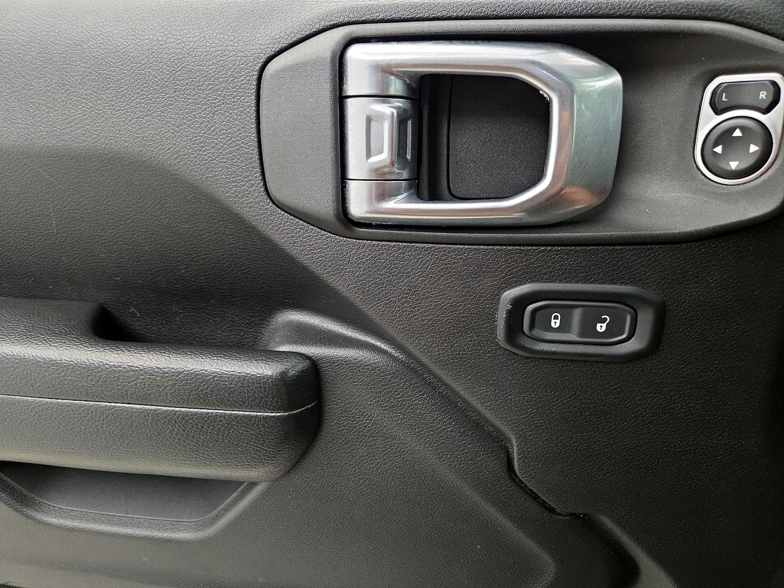 2024 Jeep Wrangler 4-Door Willys - Photo 13