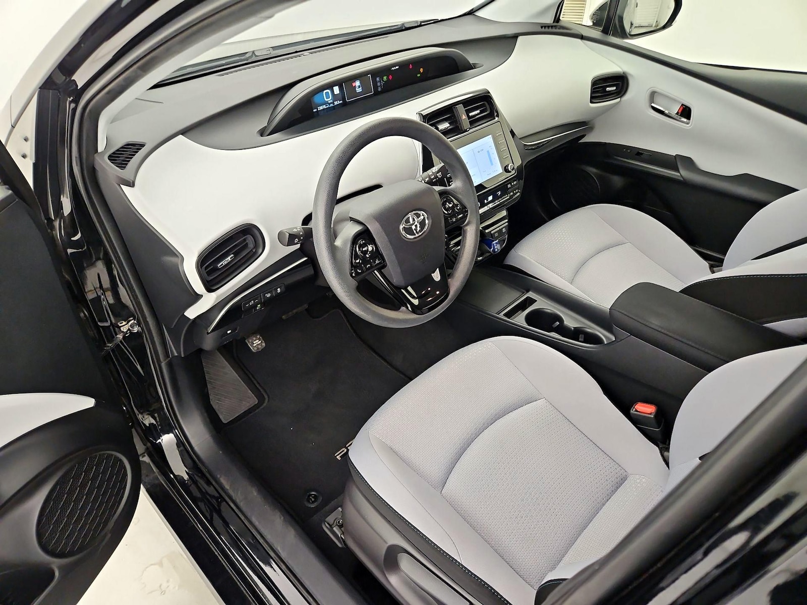 2022 Toyota Prius LE - Photo 12