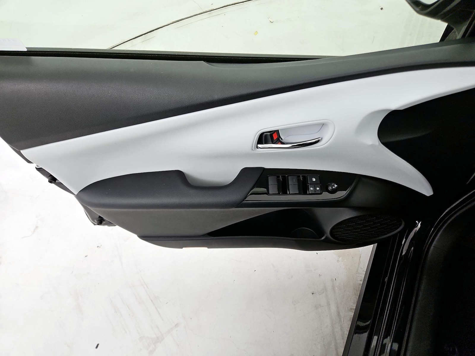 2022 Toyota Prius LE - Photo 13