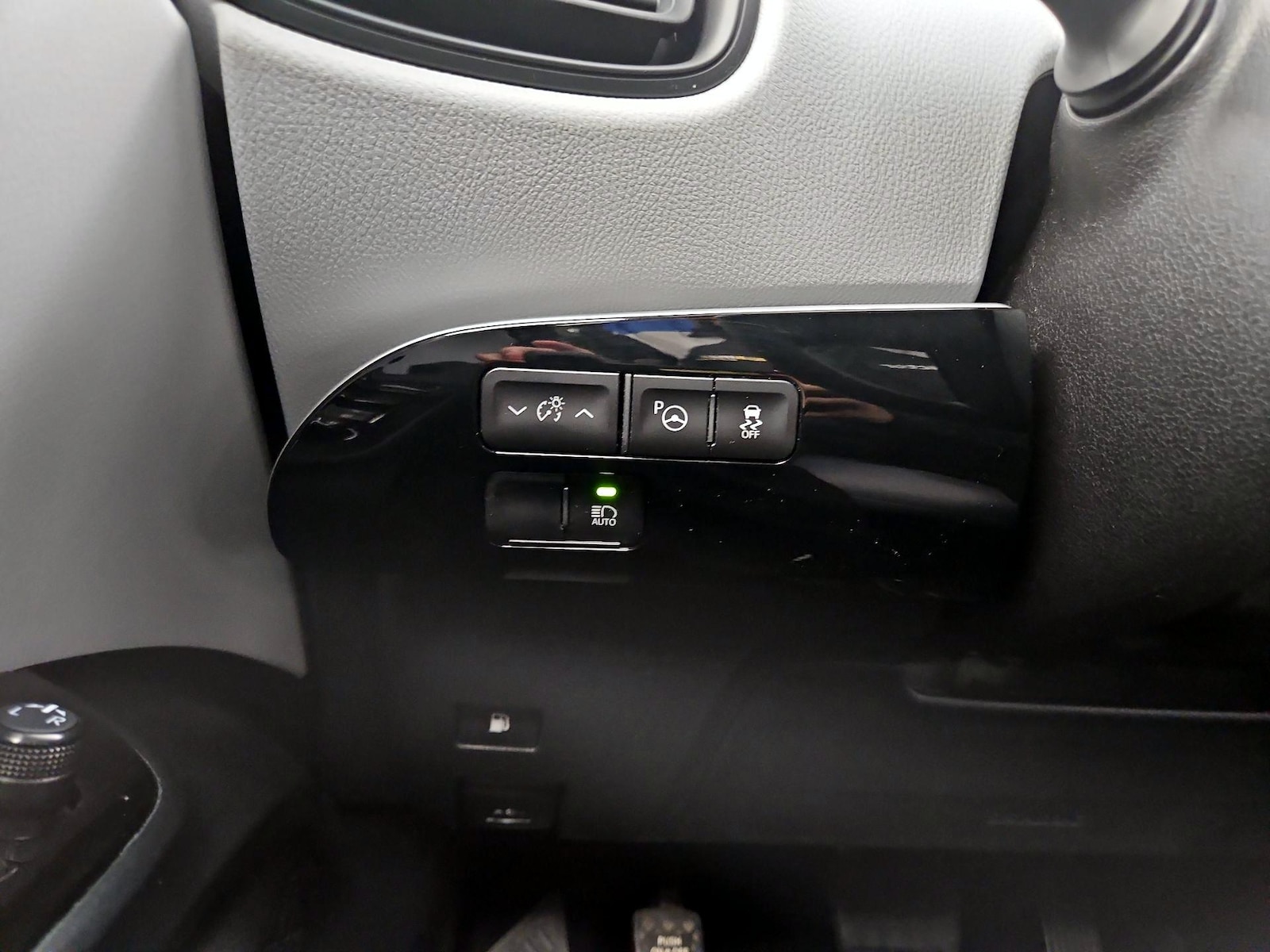 2022 Toyota Prius LE - Photo 14