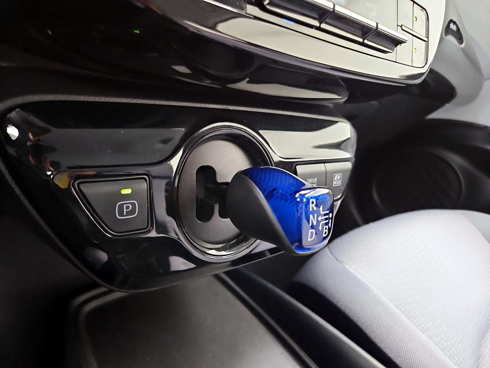 2022 Toyota Prius LE - Photo 18
