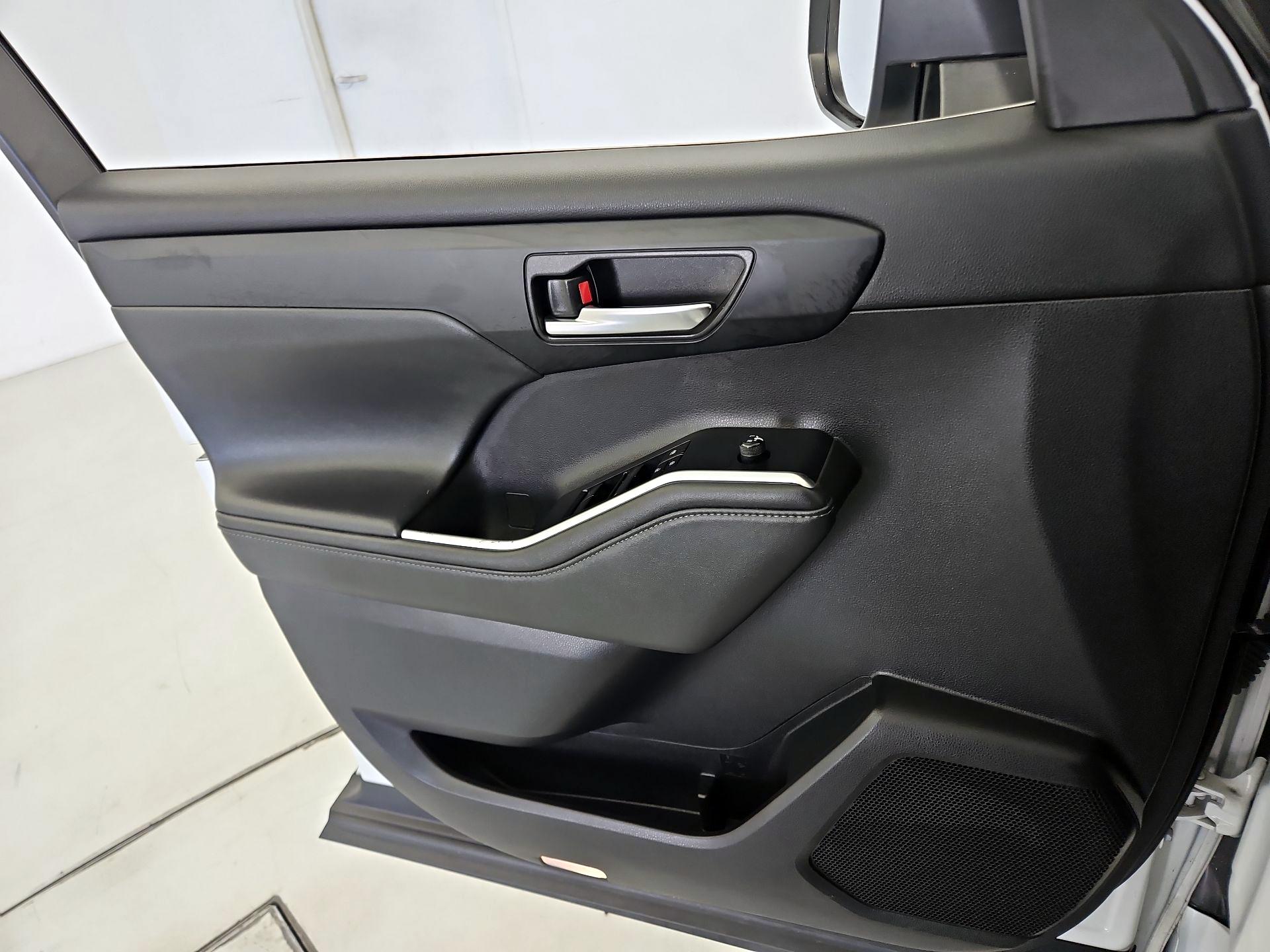 Thumbnail: 2022 Toyota Highlander - 12