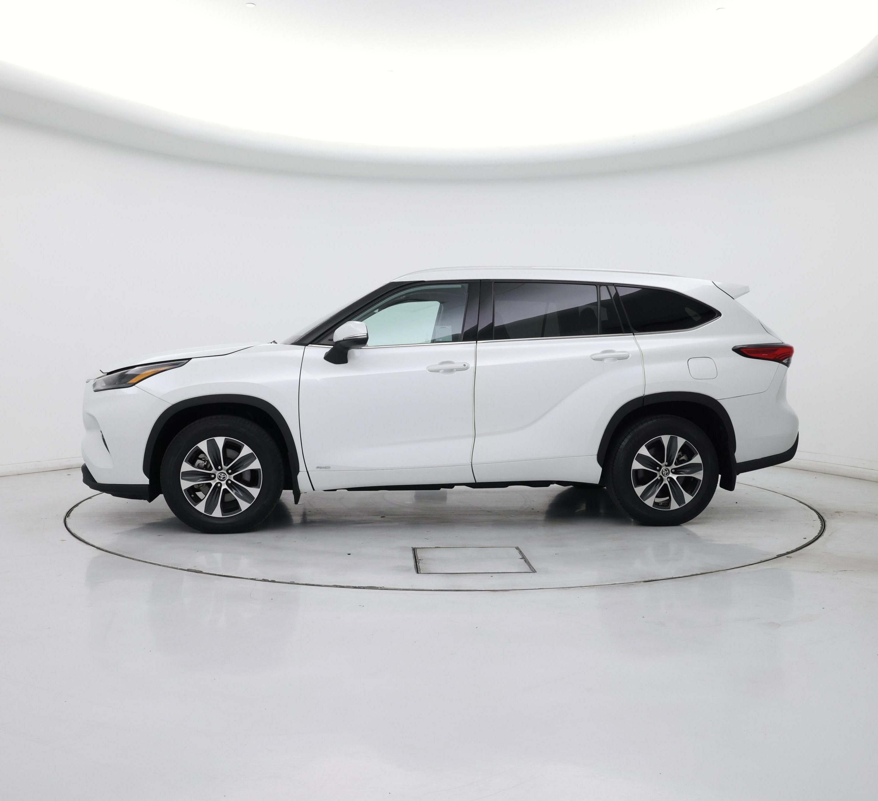 Thumbnail: 2022 Toyota Highlander - 3