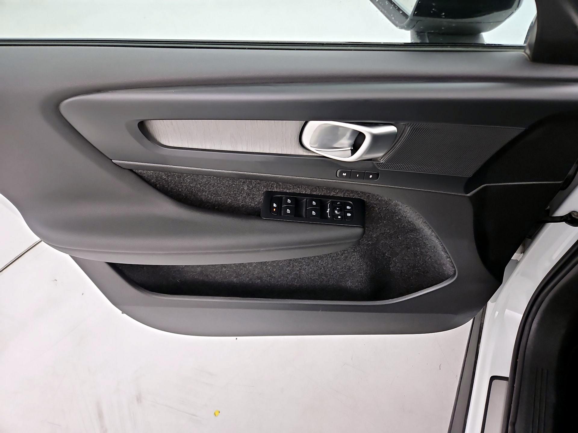 Thumbnail: 2025 Volvo XC40 - 12