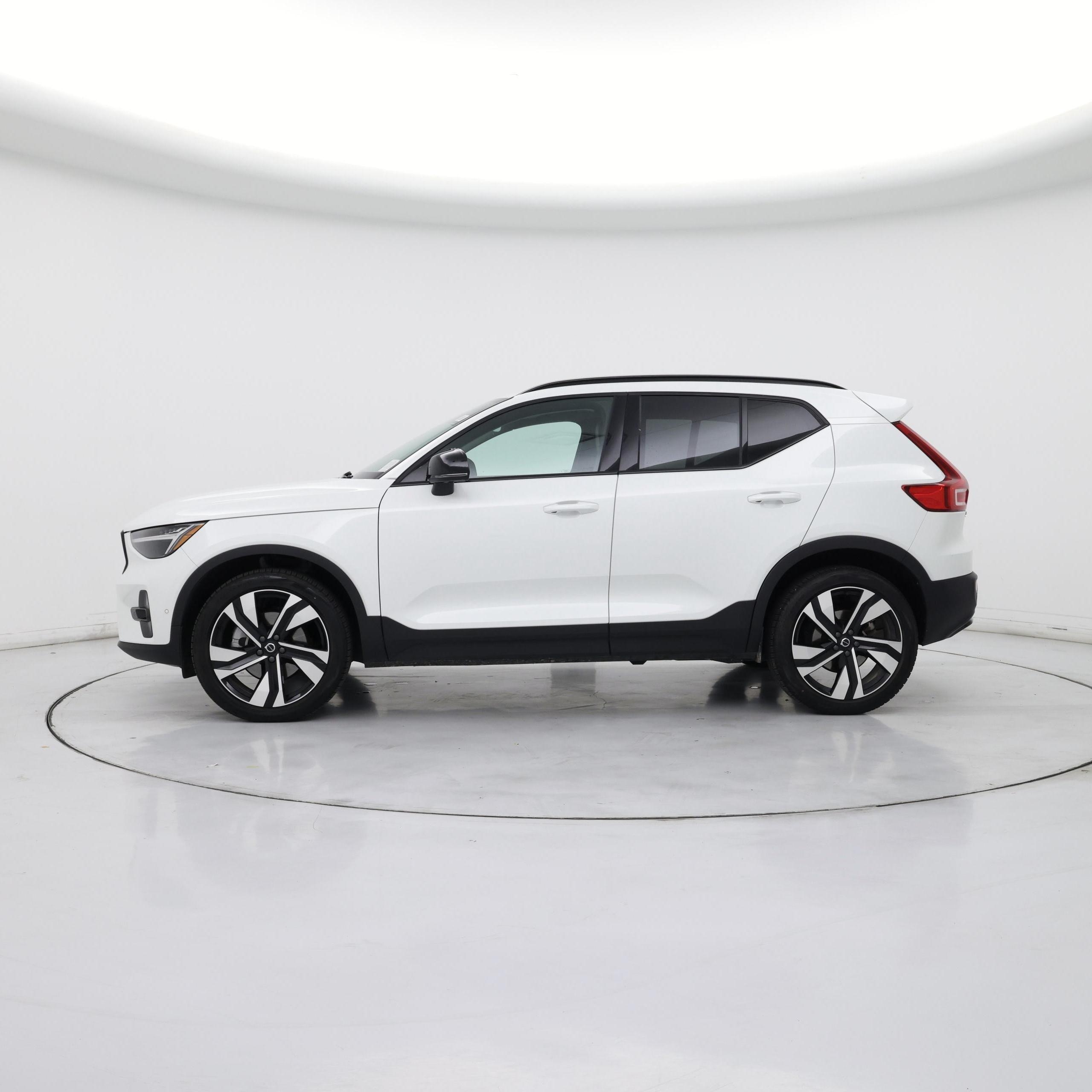Thumbnail: 2025 Volvo XC40 - 3