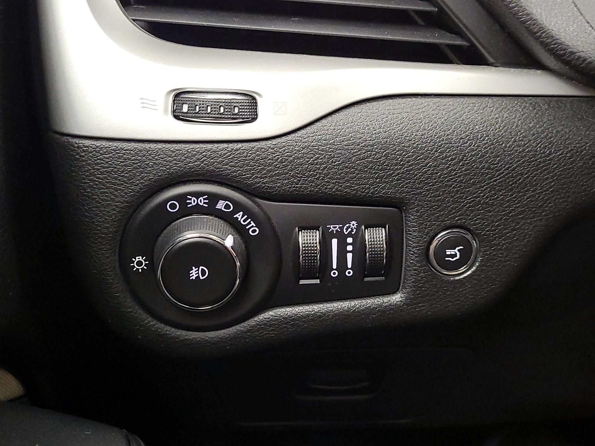 Thumbnail: 2015 Jeep Cherokee - 13