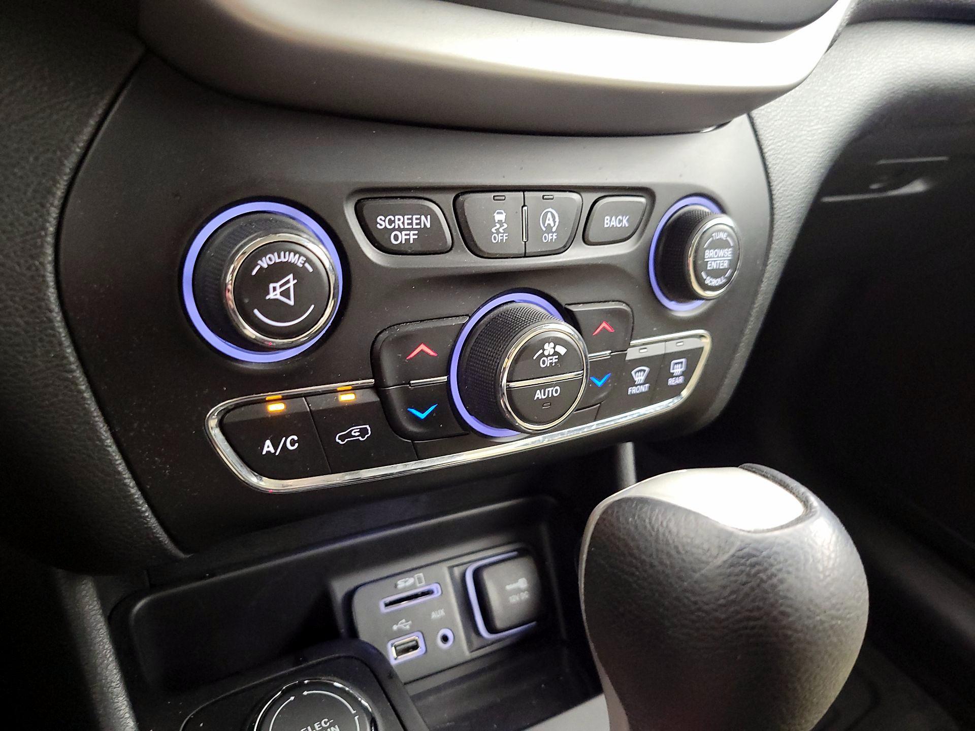 Thumbnail: 2015 Jeep Cherokee - 16