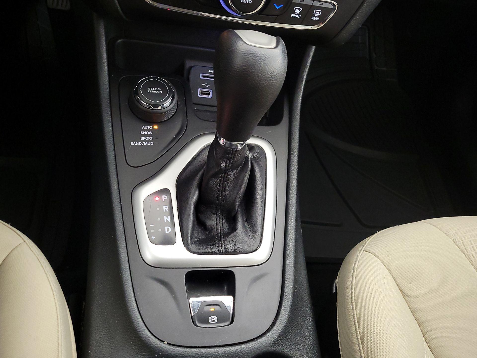 Thumbnail: 2015 Jeep Cherokee - 17