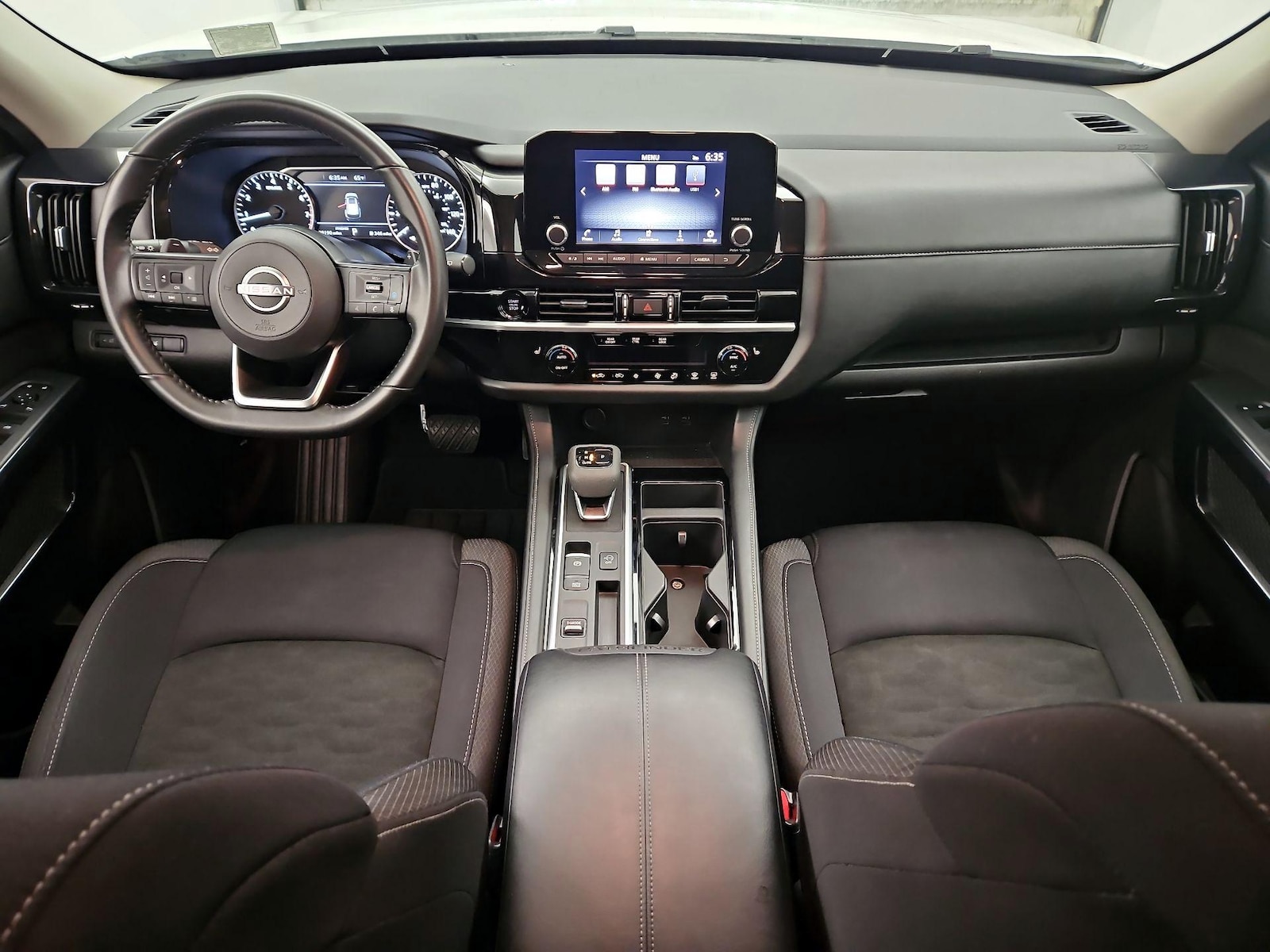 2025 Nissan Pathfinder SV - Photo 10