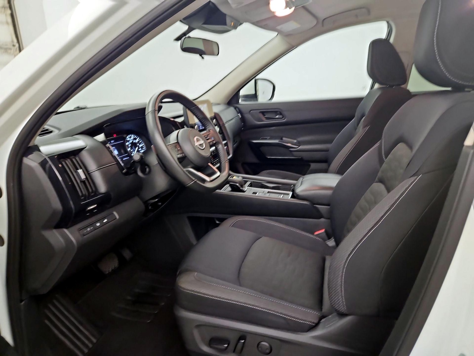 2025 Nissan Pathfinder SV - Photo 12