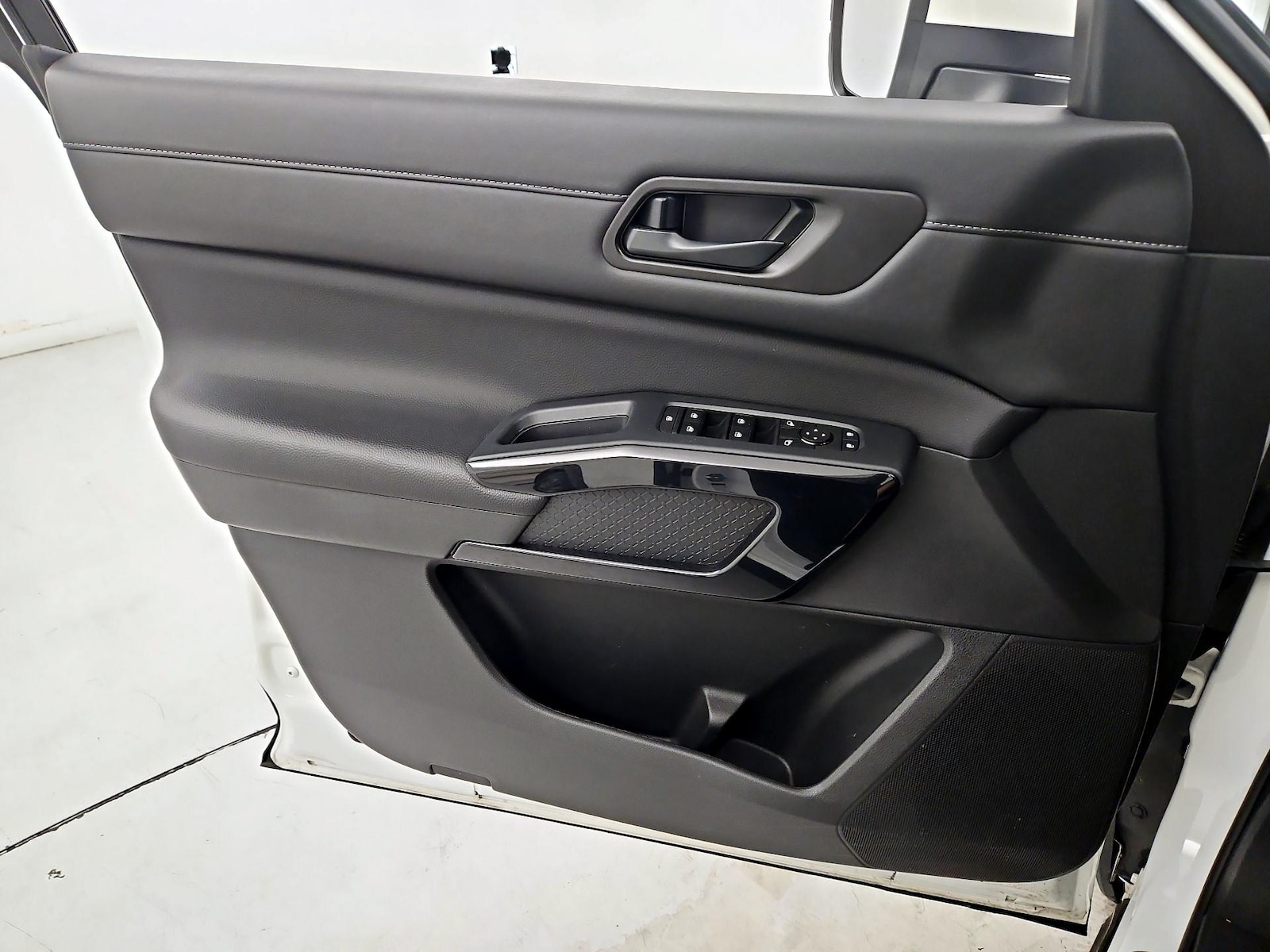 2025 Nissan Pathfinder SV - Photo 13