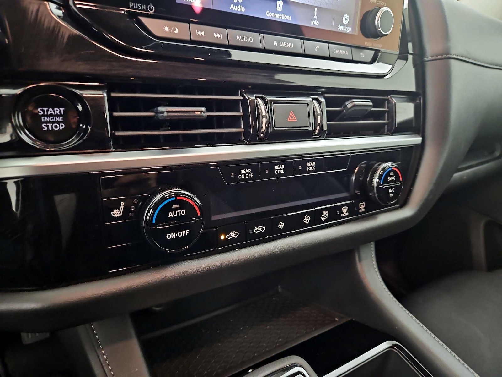 2025 Nissan Pathfinder SV - Photo 17