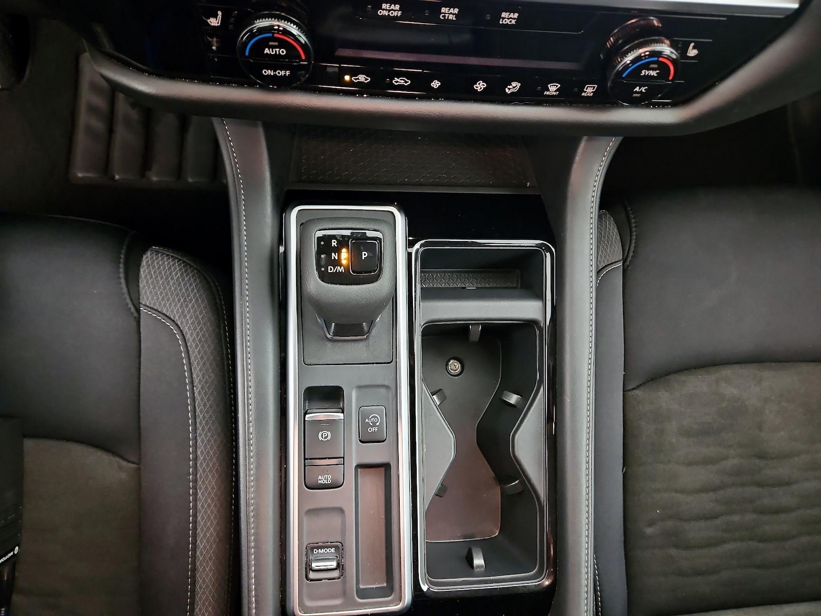 2025 Nissan Pathfinder SV - Photo 18
