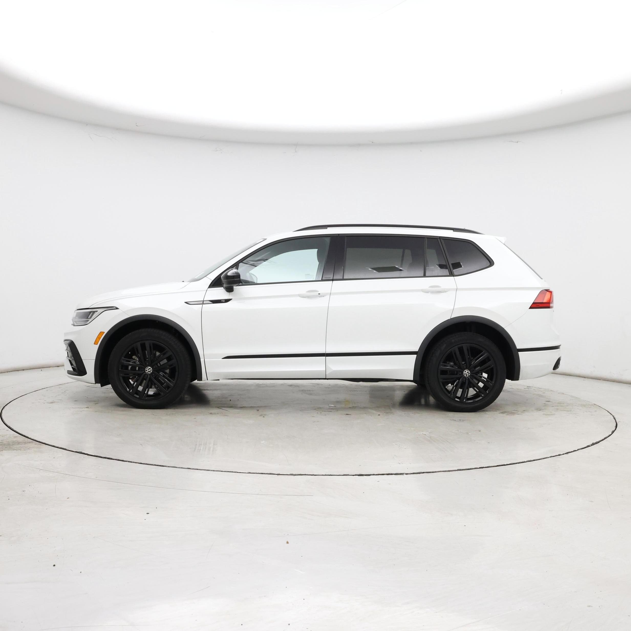 Thumbnail: 2022 Volkswagen Tiguan - 3