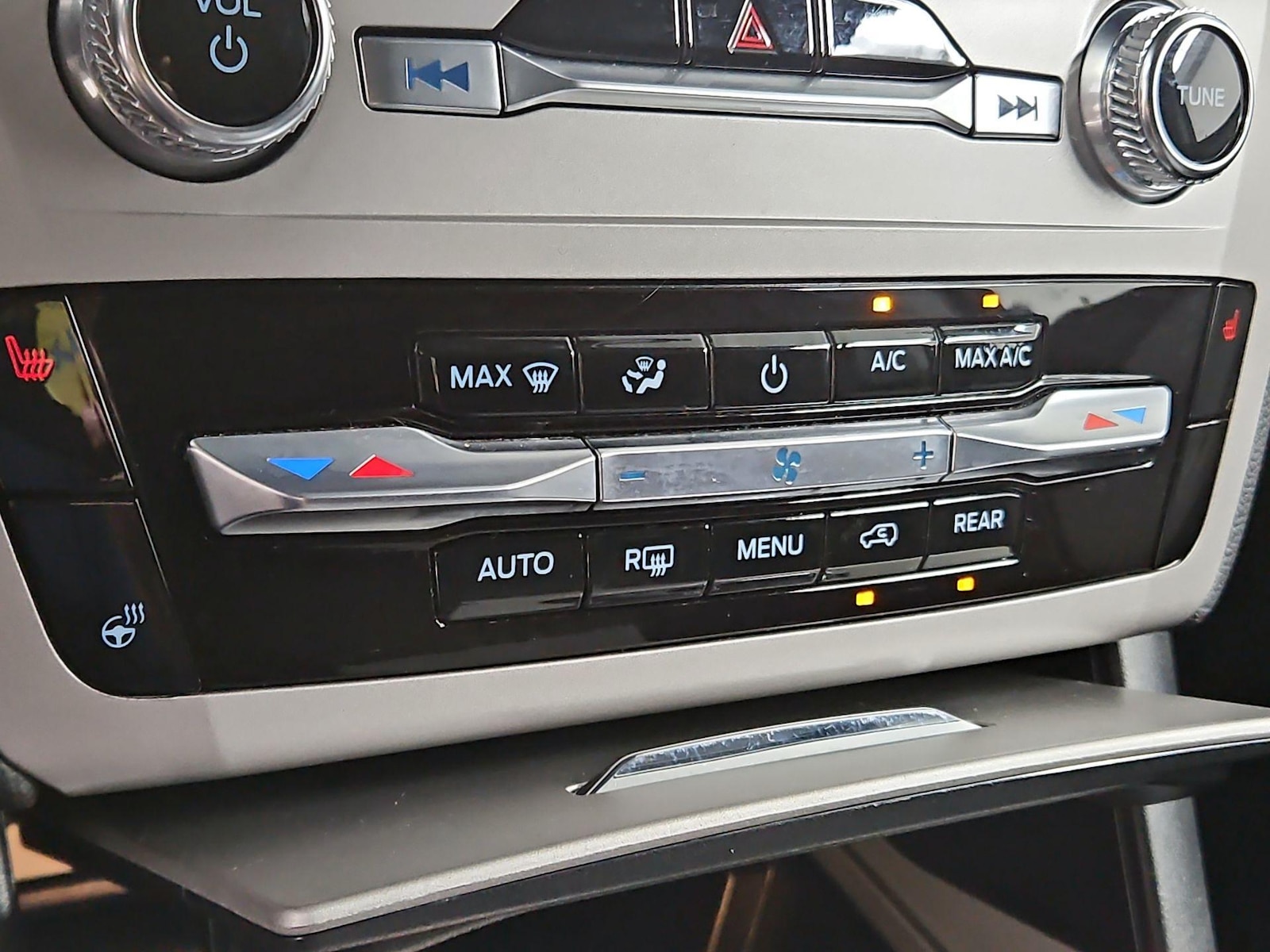 2023 Ford Explorer XLT - Photo 18