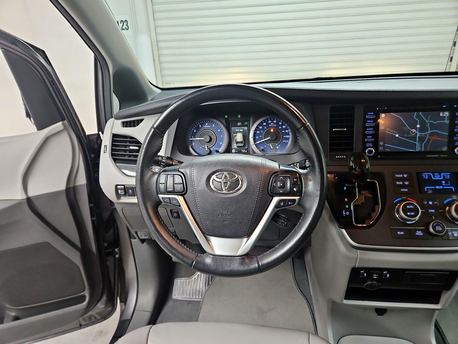 Thumbnail: 2020 Toyota Sienna - 10