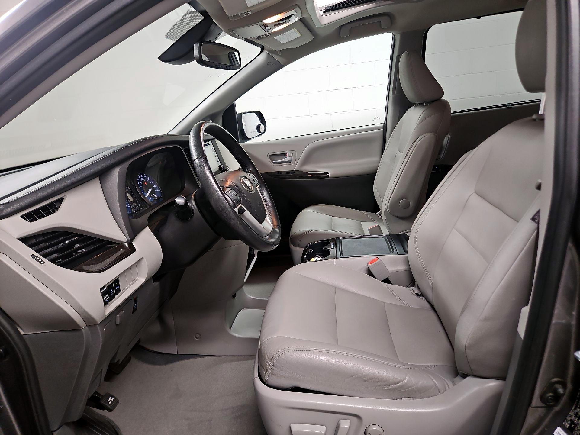 Thumbnail: 2020 Toyota Sienna - 11