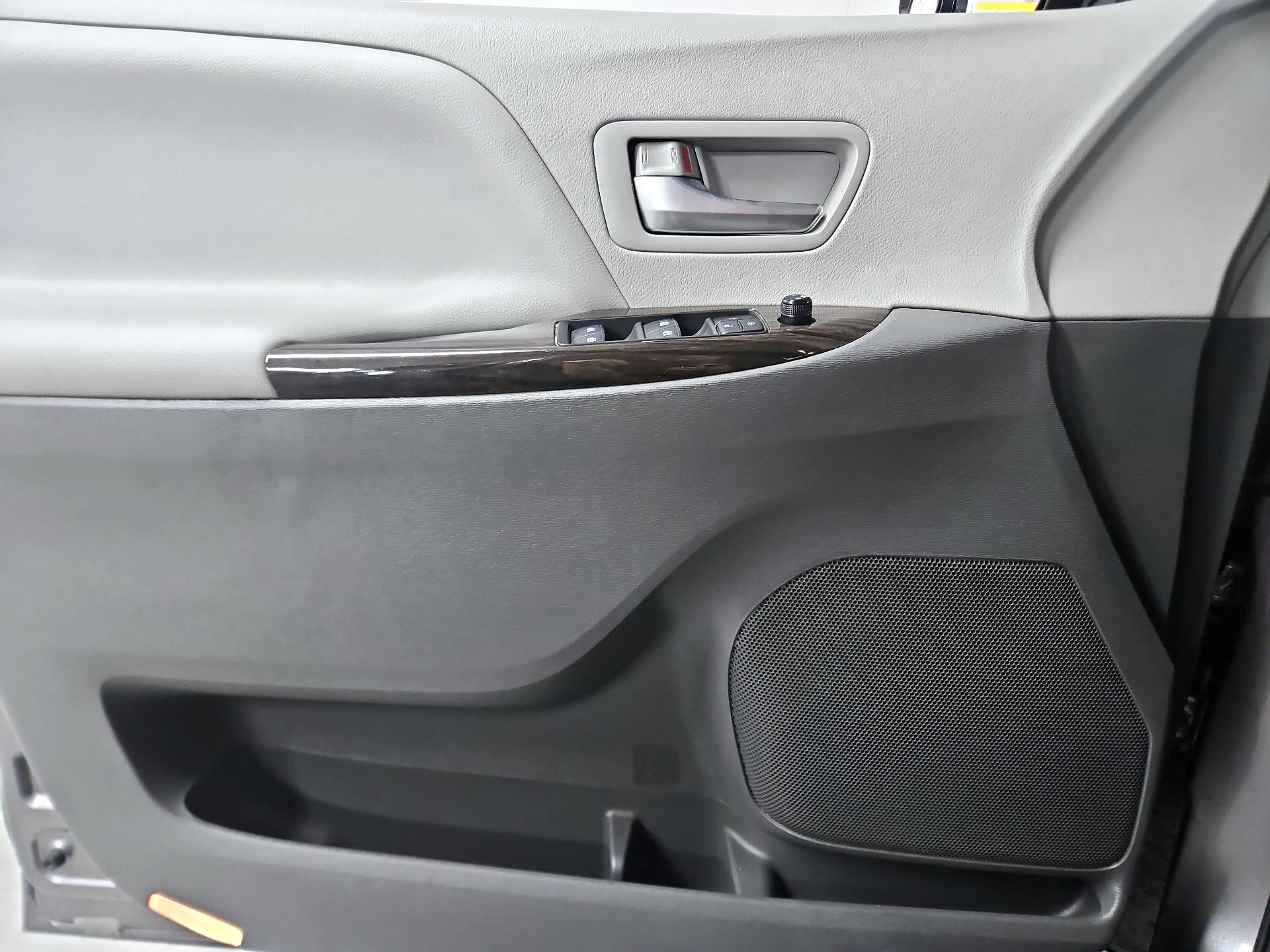 Thumbnail: 2020 Toyota Sienna - 12