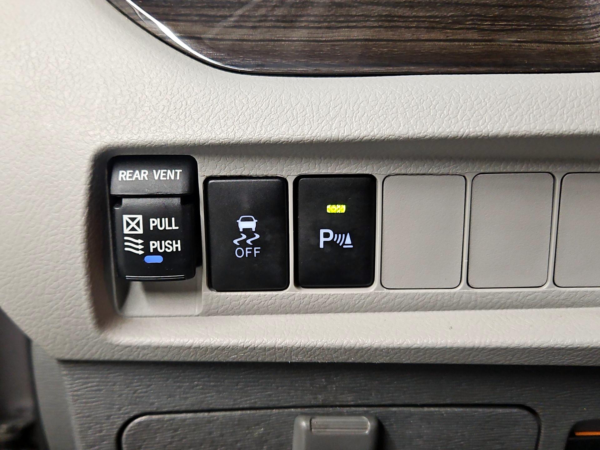 Thumbnail: 2020 Toyota Sienna - 13