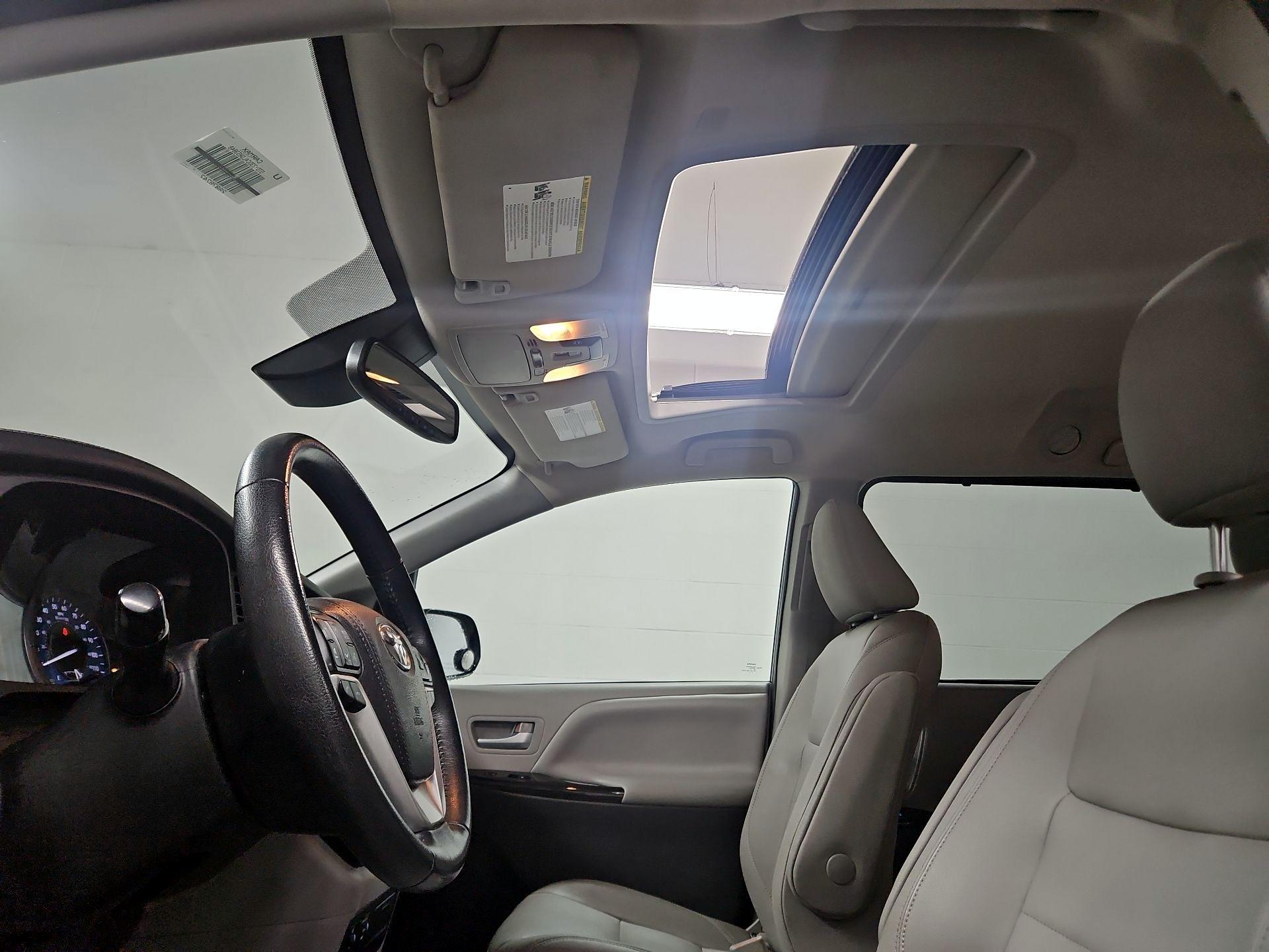 Thumbnail: 2020 Toyota Sienna - 20
