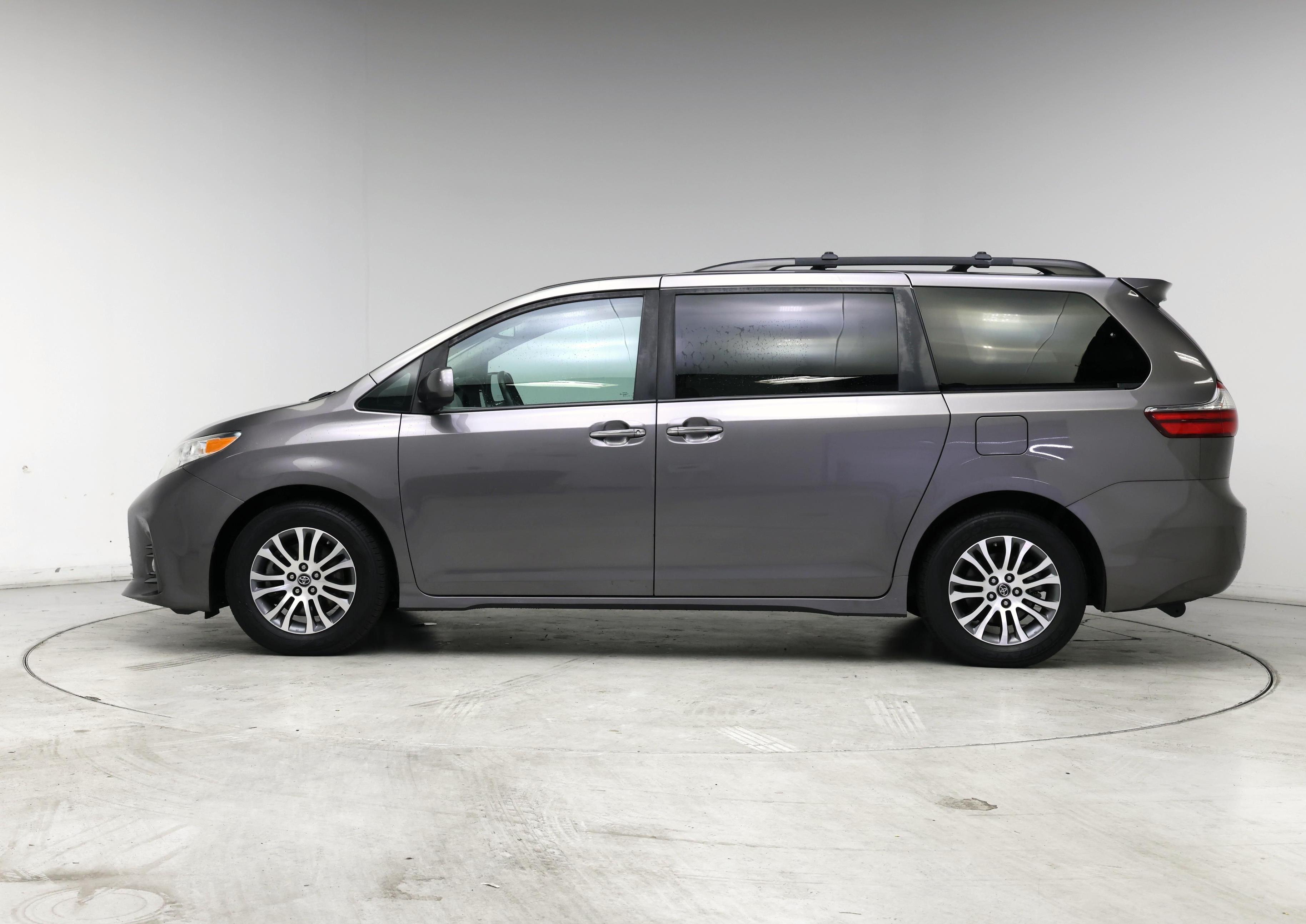 Thumbnail: 2020 Toyota Sienna - 3