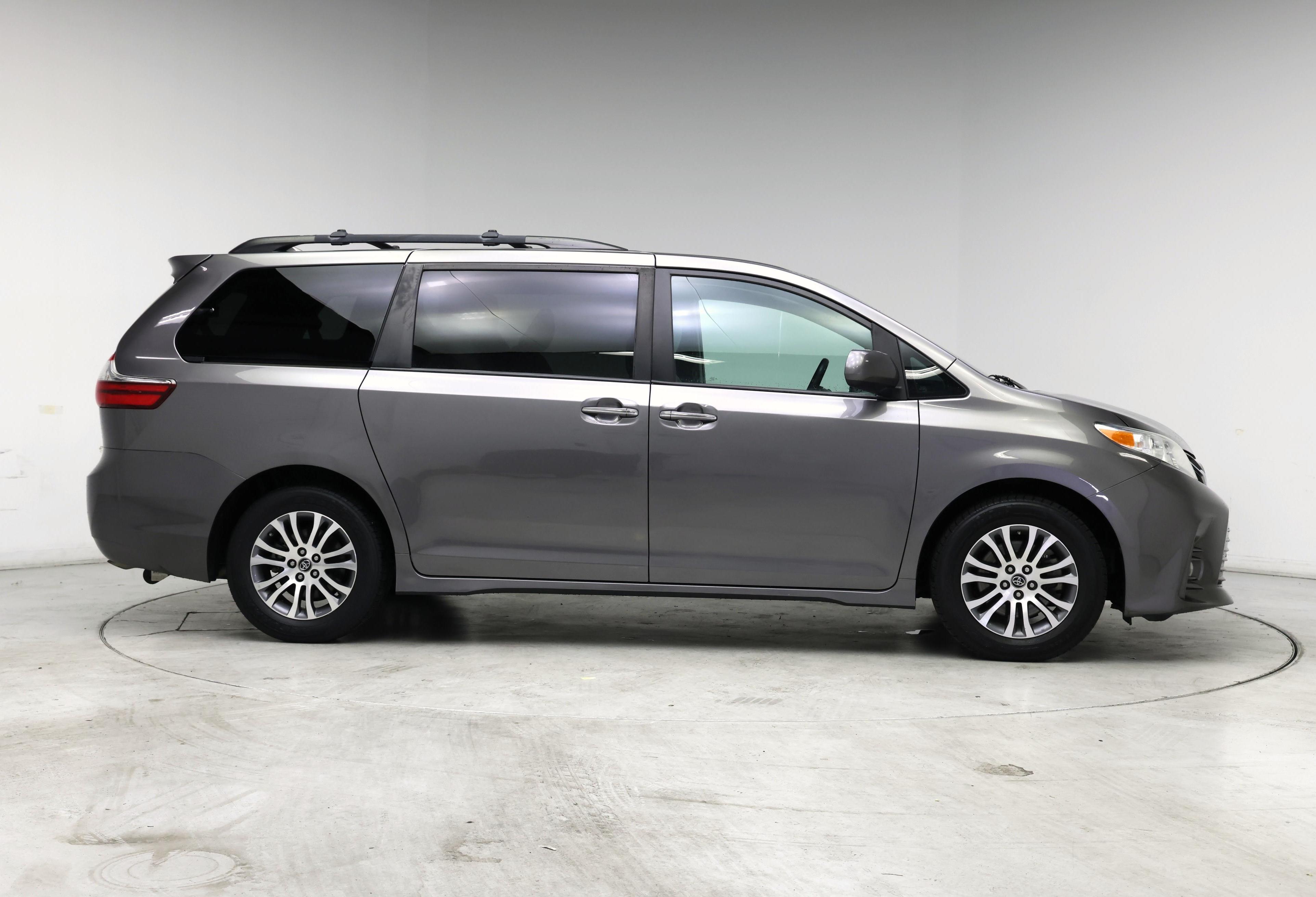 Thumbnail: 2020 Toyota Sienna - 7