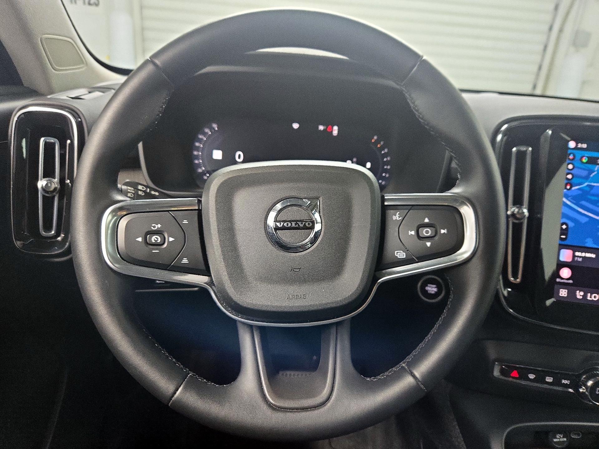 Thumbnail: 2025 Volvo XC40 - 10