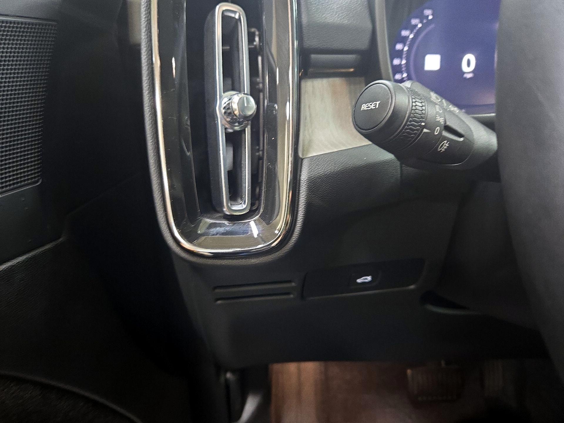 Thumbnail: 2025 Volvo XC40 - 13