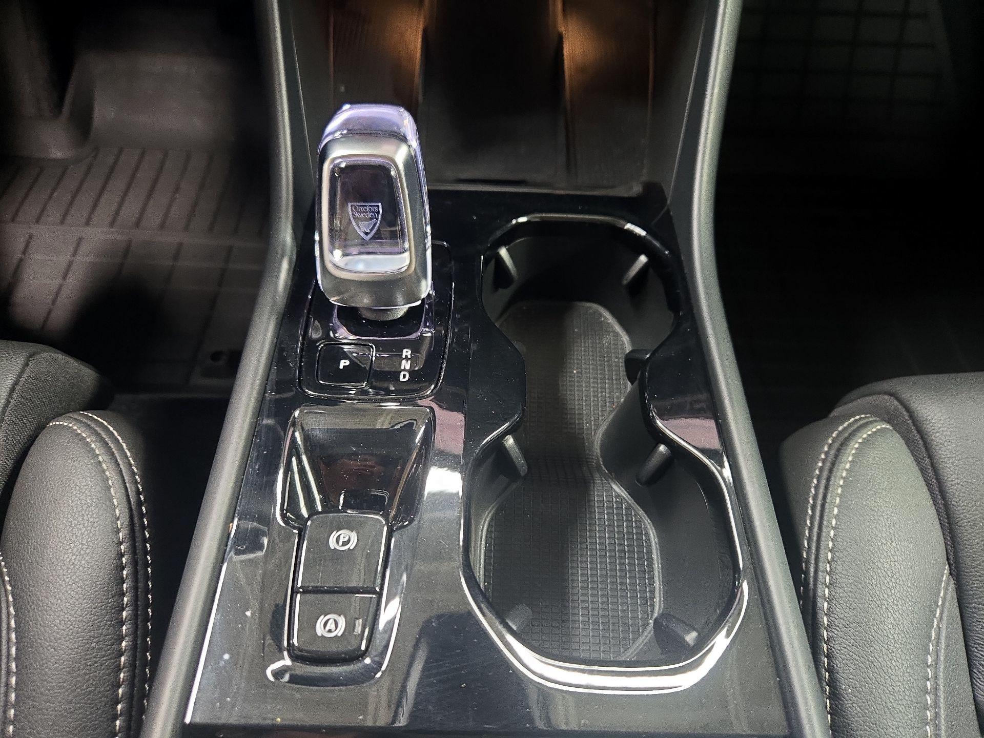 Thumbnail: 2025 Volvo XC40 - 18