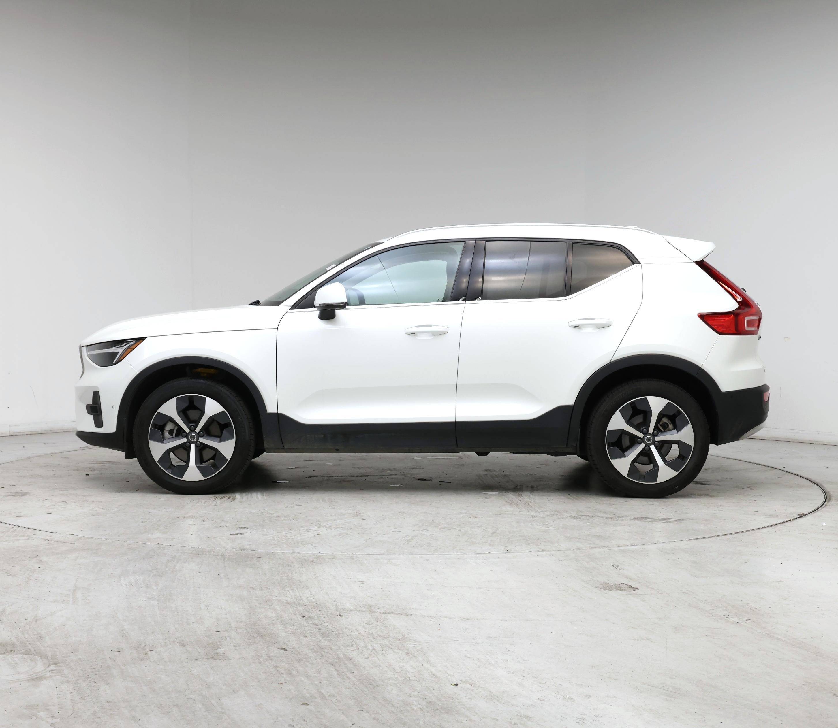 Thumbnail: 2025 Volvo XC40 - 3