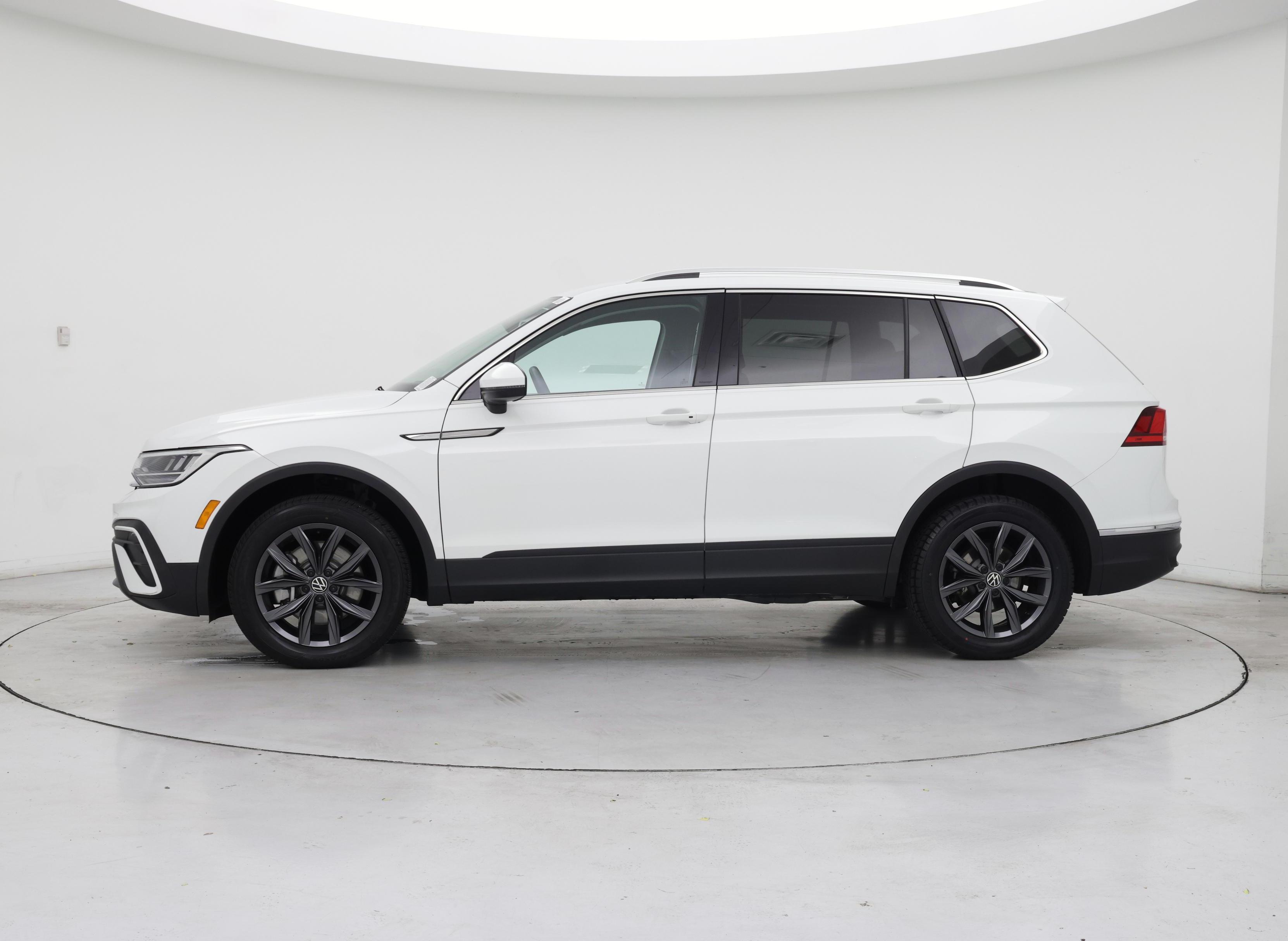 Thumbnail: 2024 Volkswagen Tiguan - 3