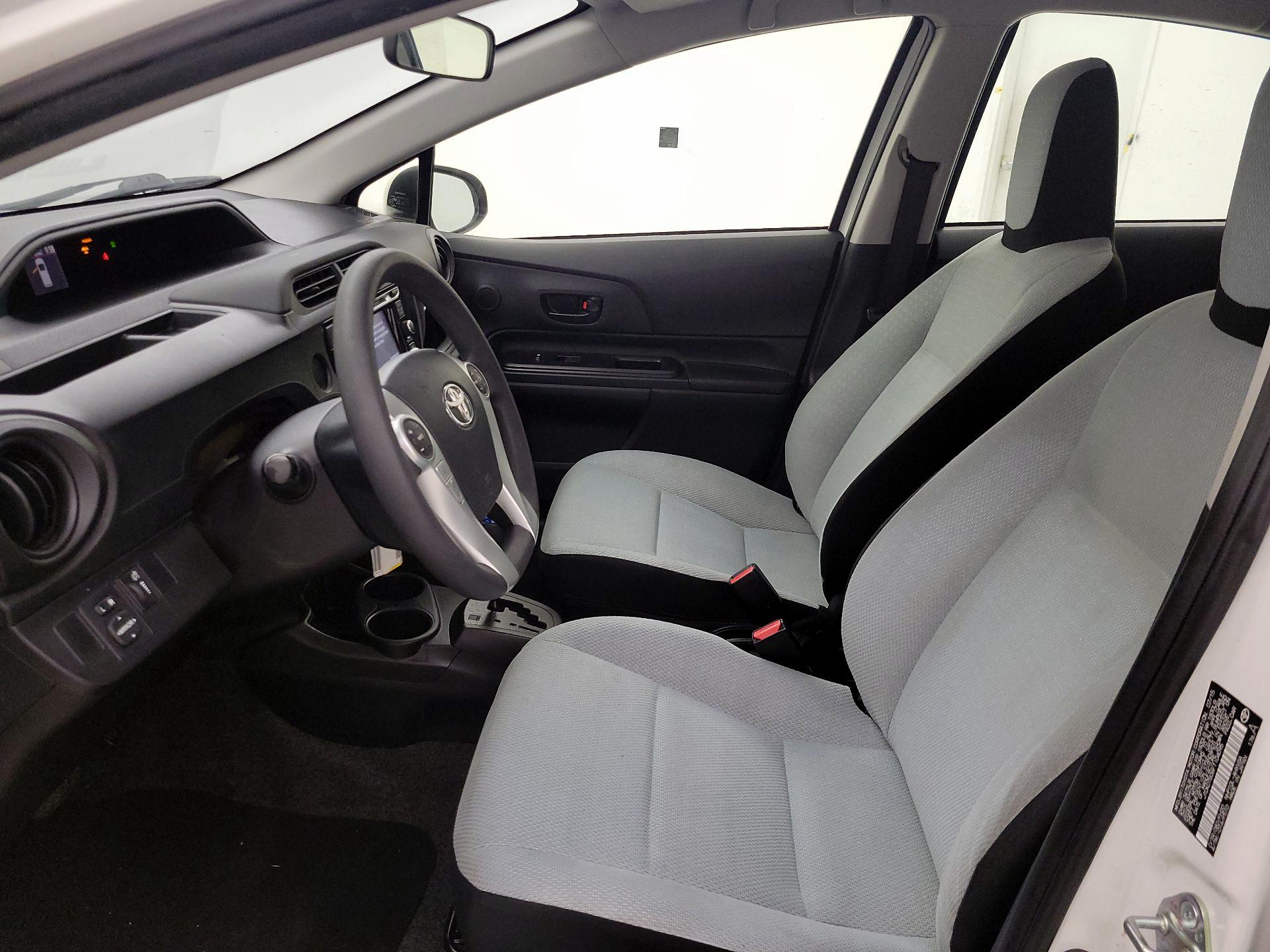 Thumbnail: 2015 Toyota Prius c - 11