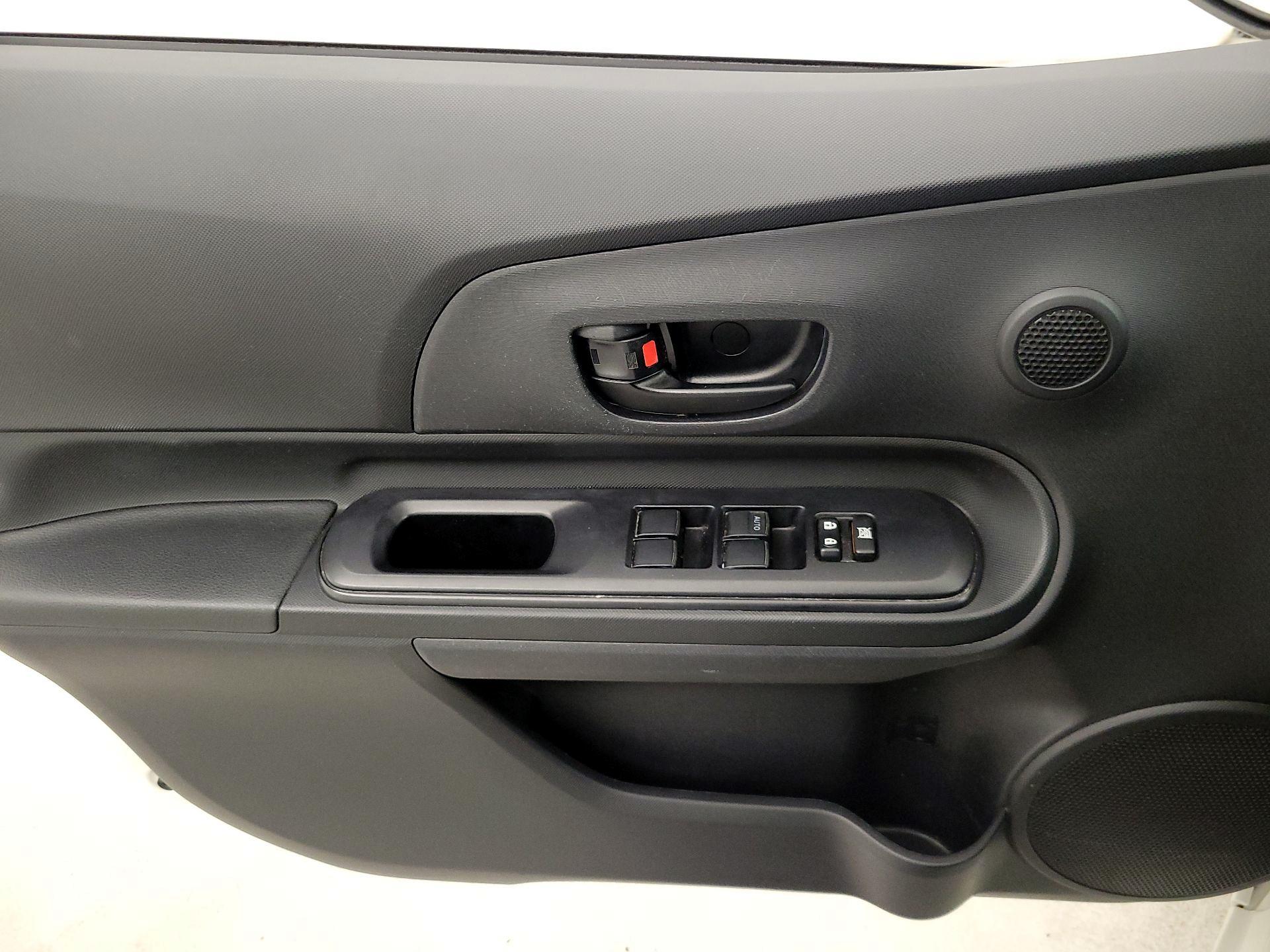 Thumbnail: 2015 Toyota Prius c - 12
