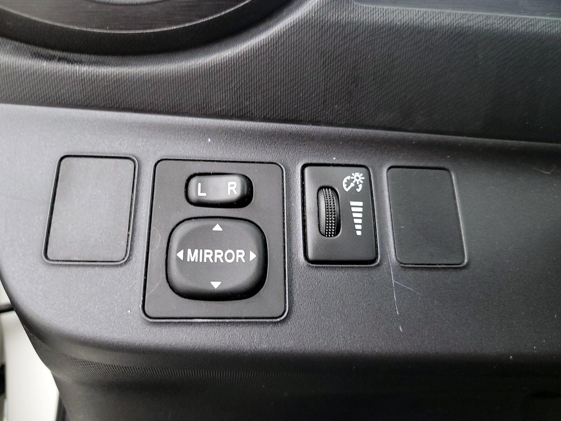 Thumbnail: 2015 Toyota Prius c - 13