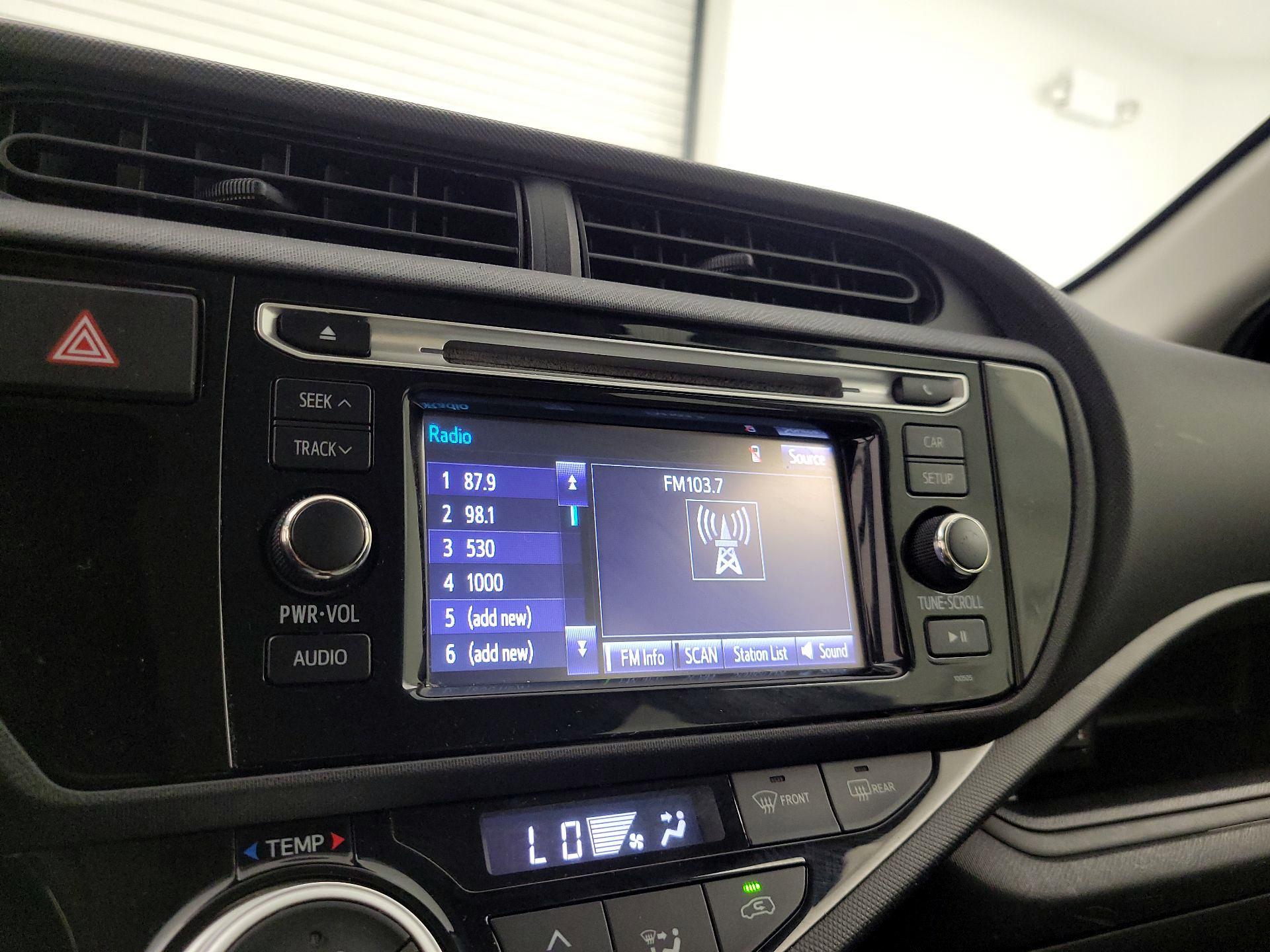 Thumbnail: 2015 Toyota Prius c - 14