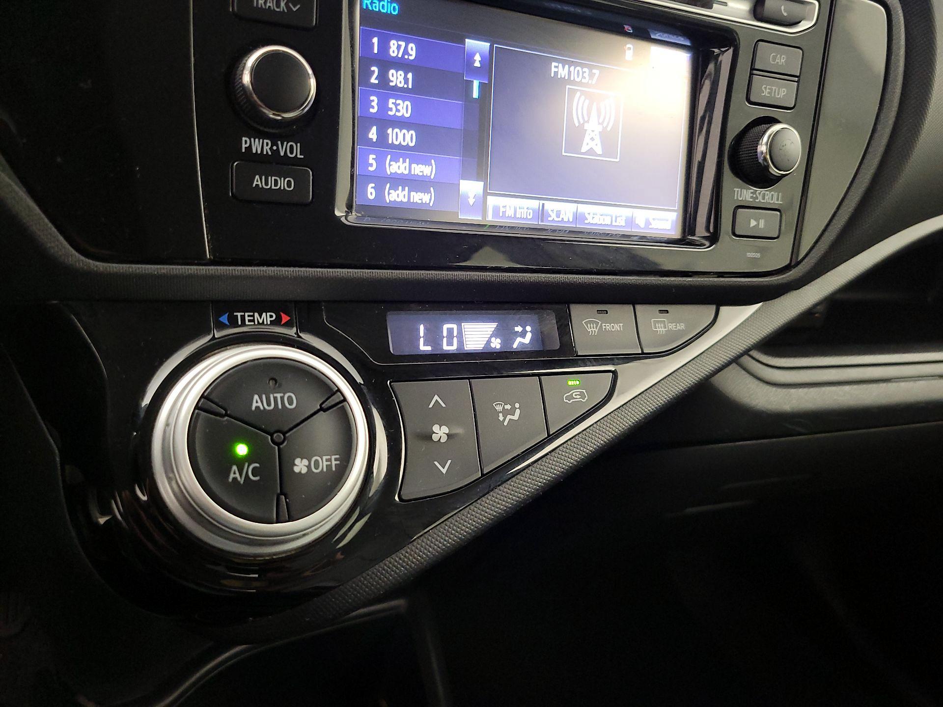Thumbnail: 2015 Toyota Prius c - 15