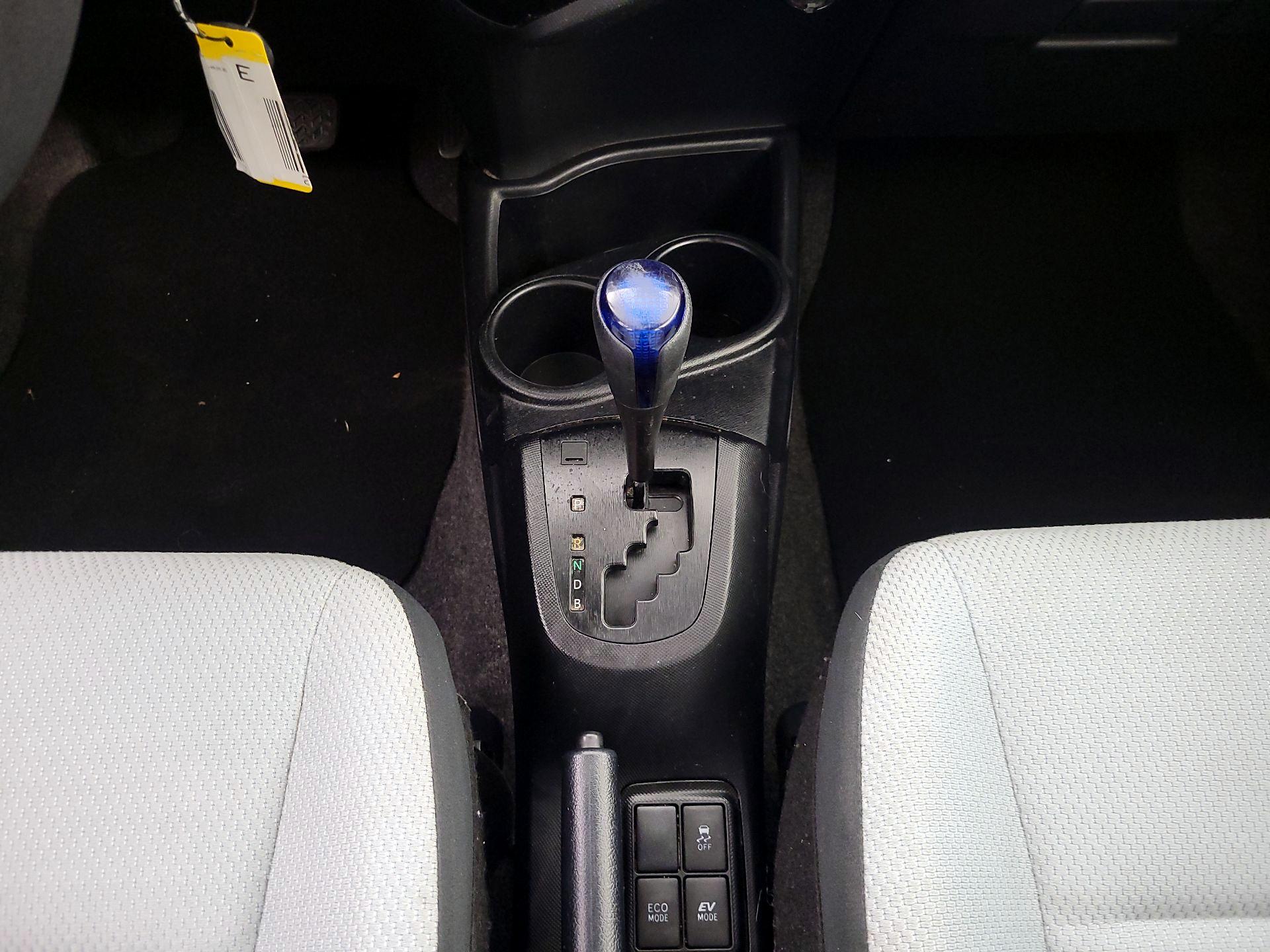 Thumbnail: 2015 Toyota Prius c - 16