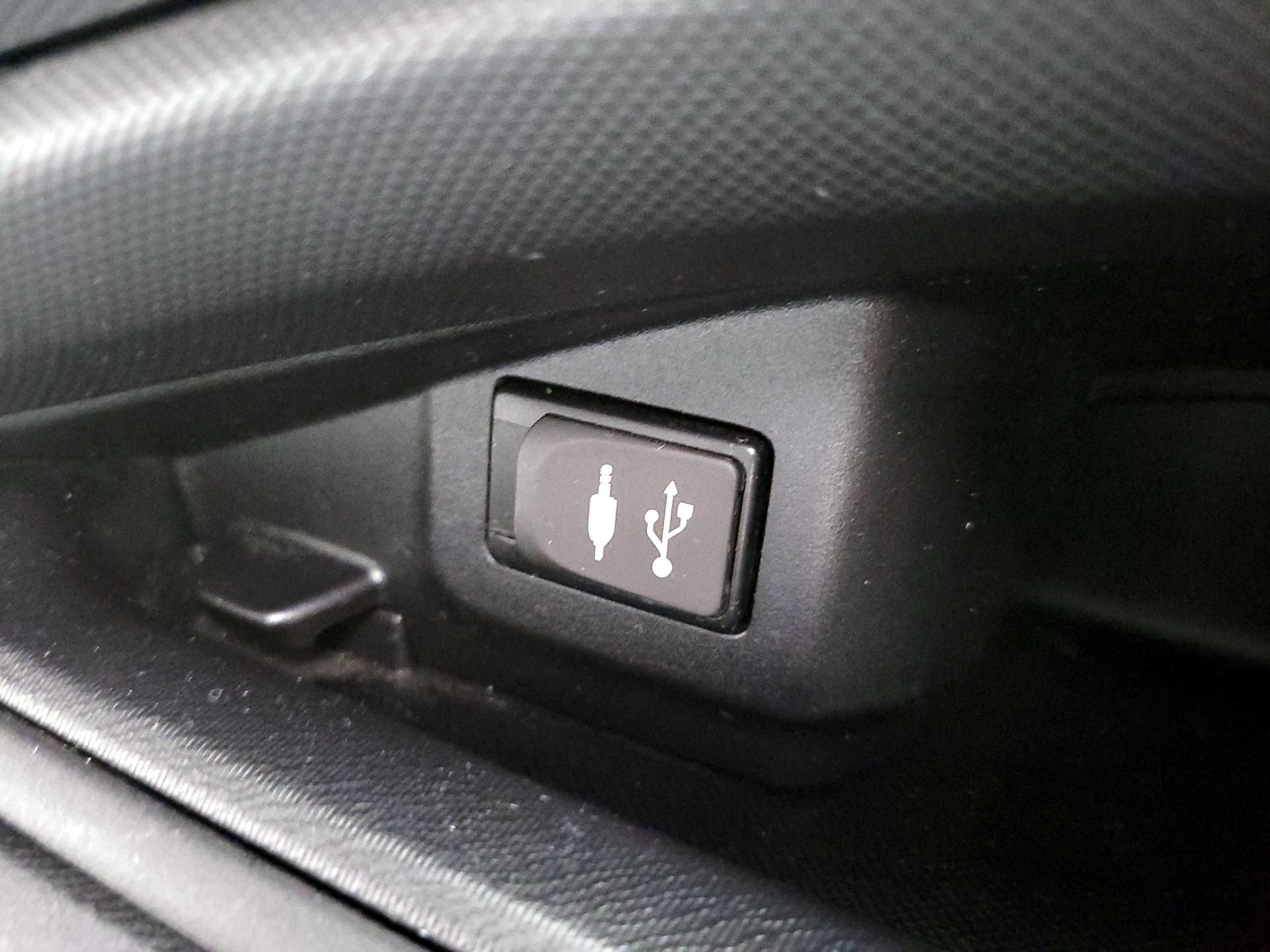 Thumbnail: 2015 Toyota Prius c - 17