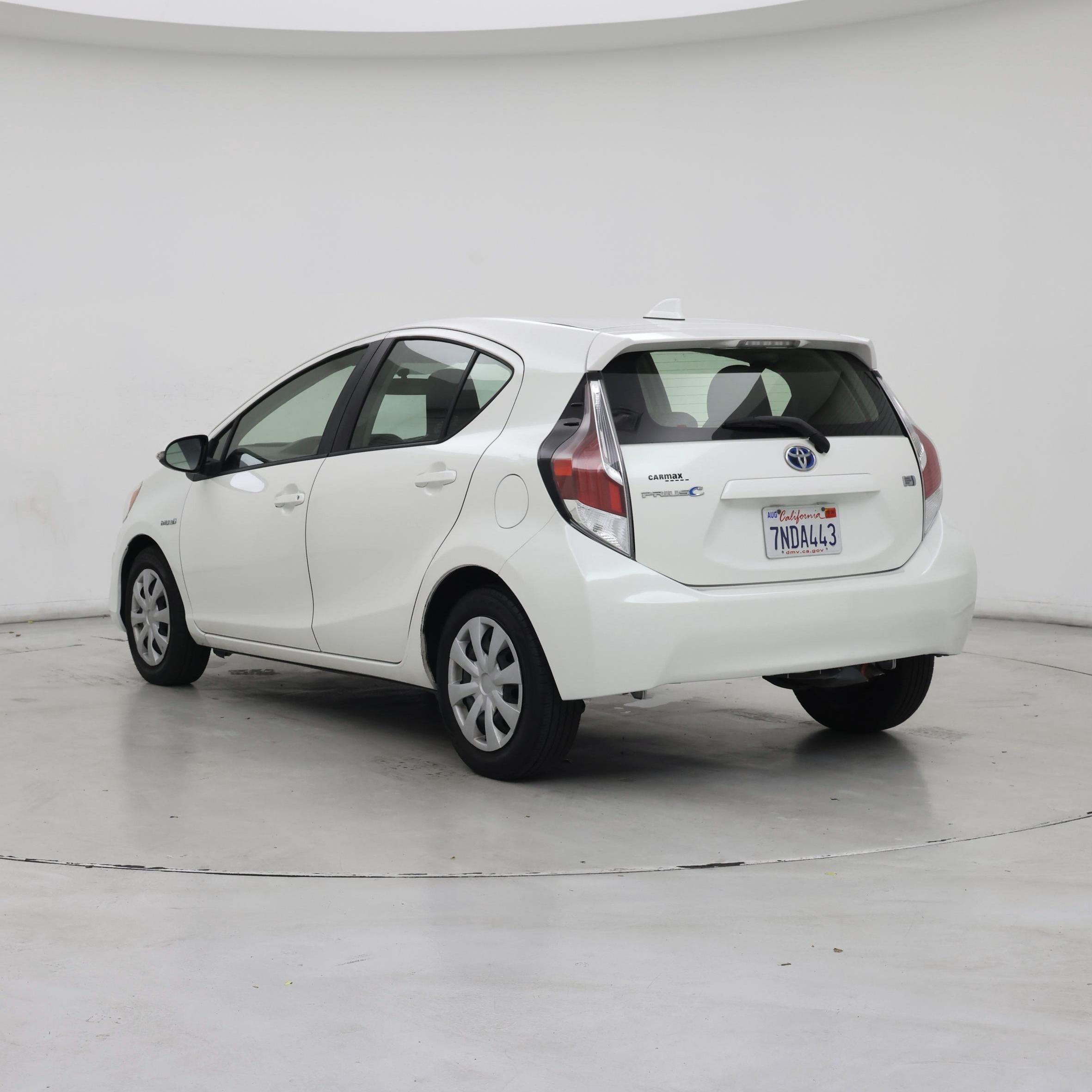 Thumbnail: 2015 Toyota Prius c - 2