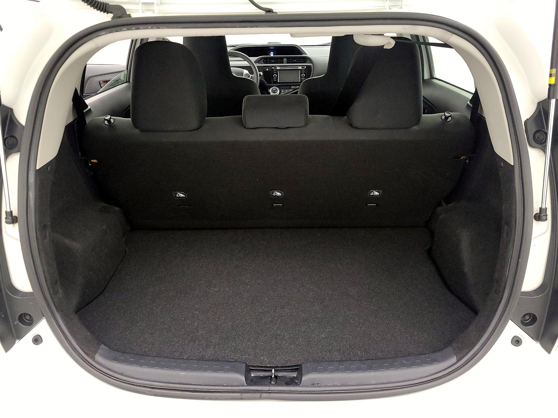 Thumbnail: 2015 Toyota Prius c - 19