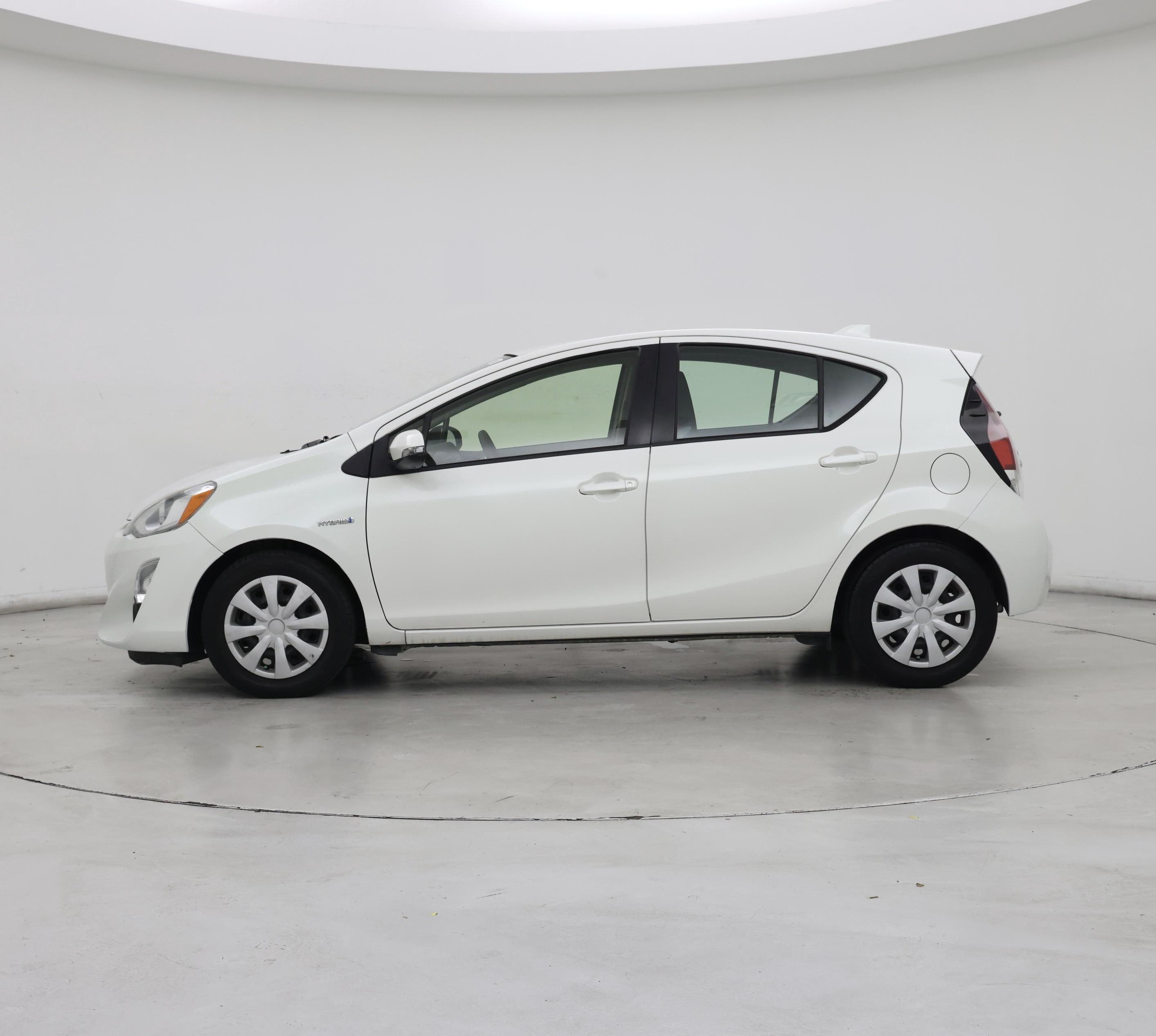 Thumbnail: 2015 Toyota Prius c - 3