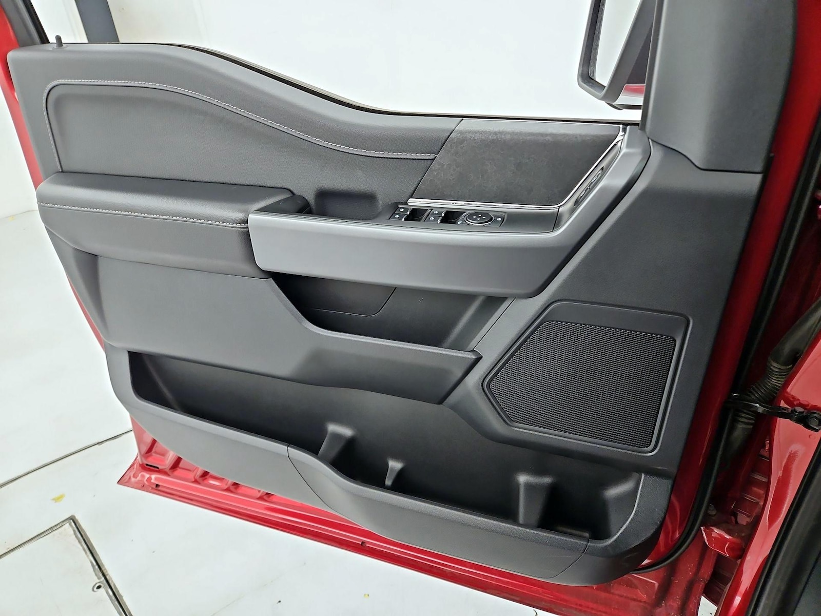 2025 Ford F-150 XLT - Photo 13