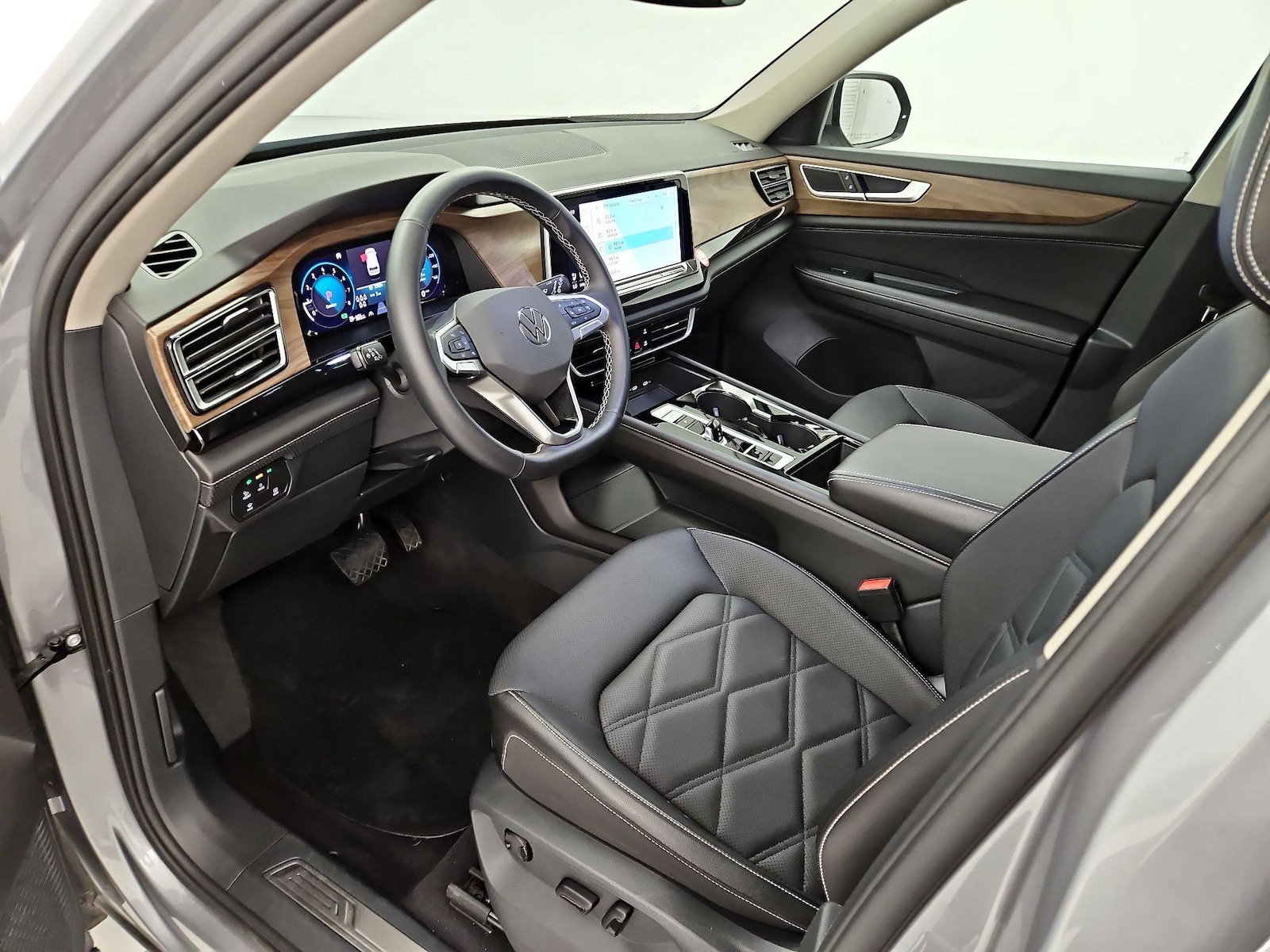 2025 Volkswagen Atlas SE w/Tech - Photo 12