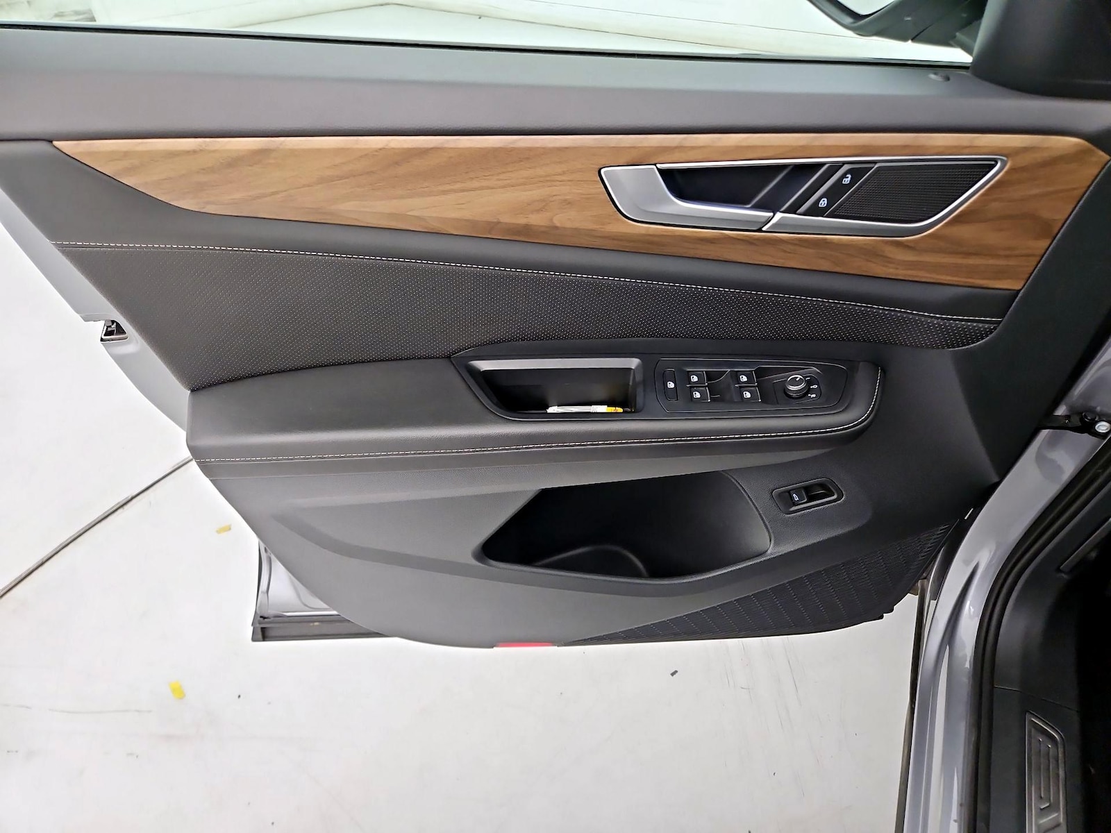 2025 Volkswagen Atlas SE w/Tech - Photo 13