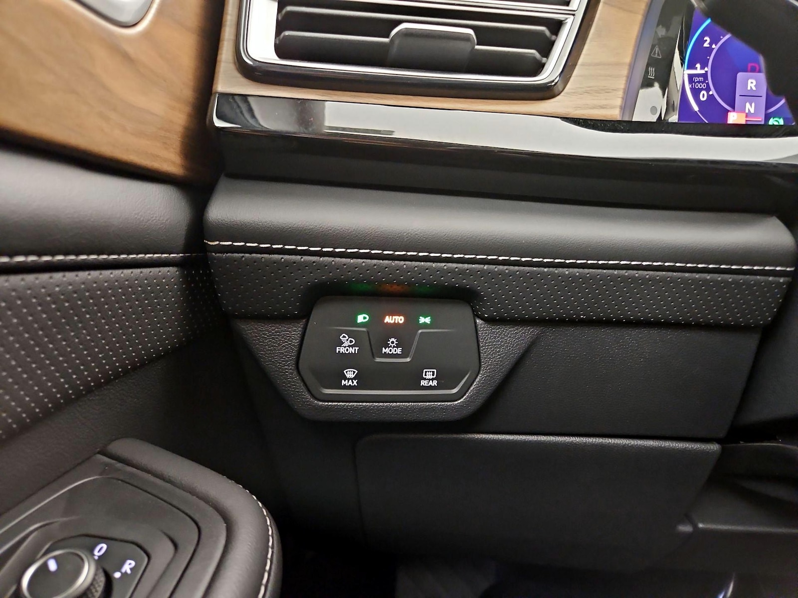 2025 Volkswagen Atlas SE w/Tech - Photo 14