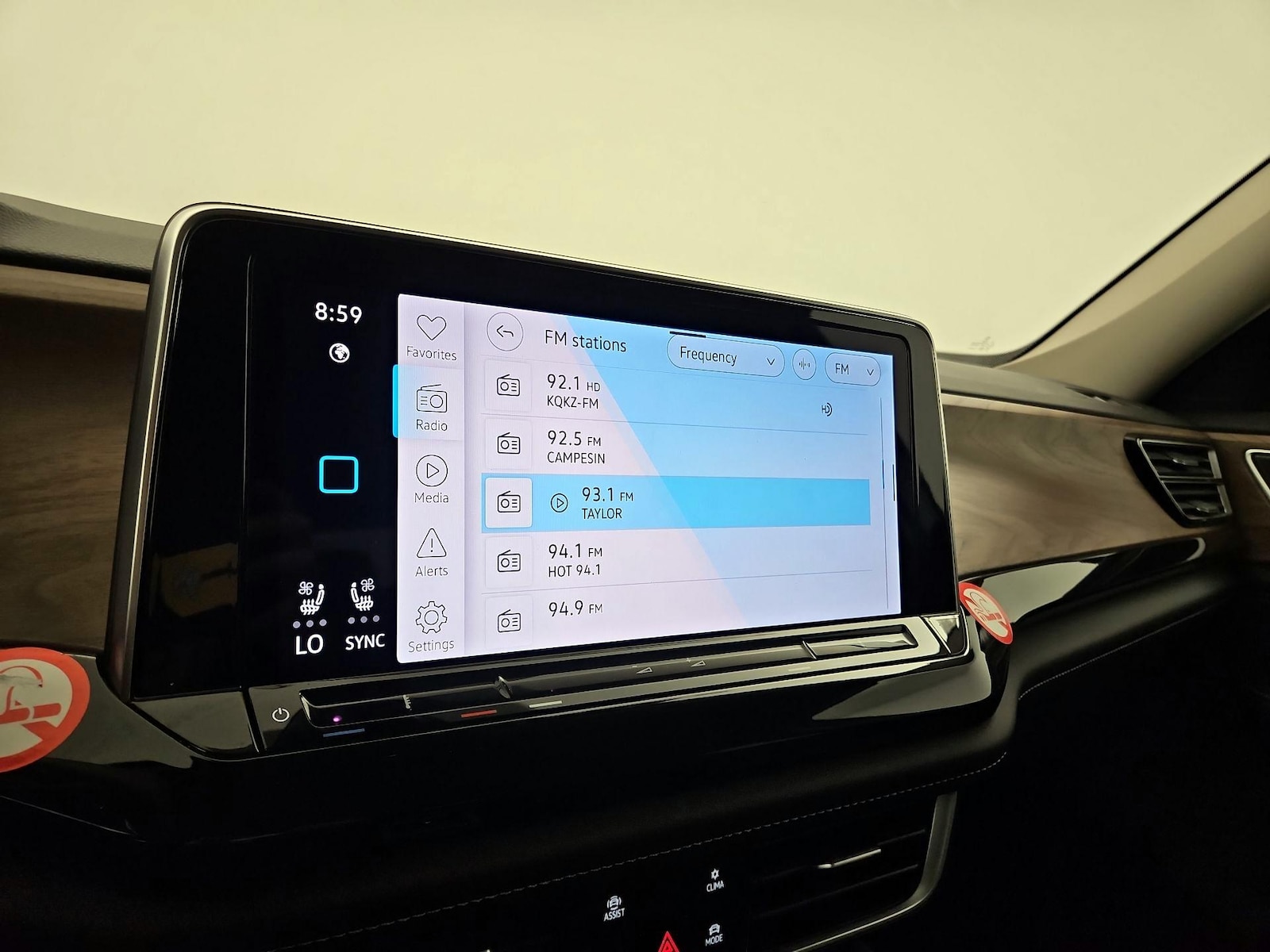 2025 Volkswagen Atlas SE w/Tech - Photo 16