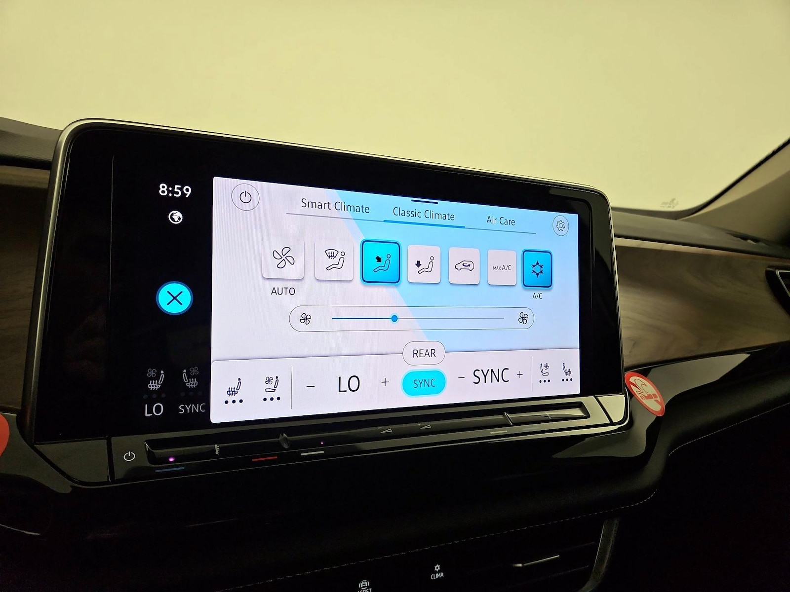 2025 Volkswagen Atlas SE w/Tech - Photo 17