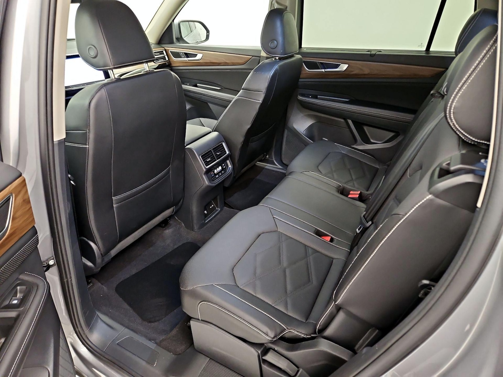 2025 Volkswagen Atlas SE w/Tech - Photo 20