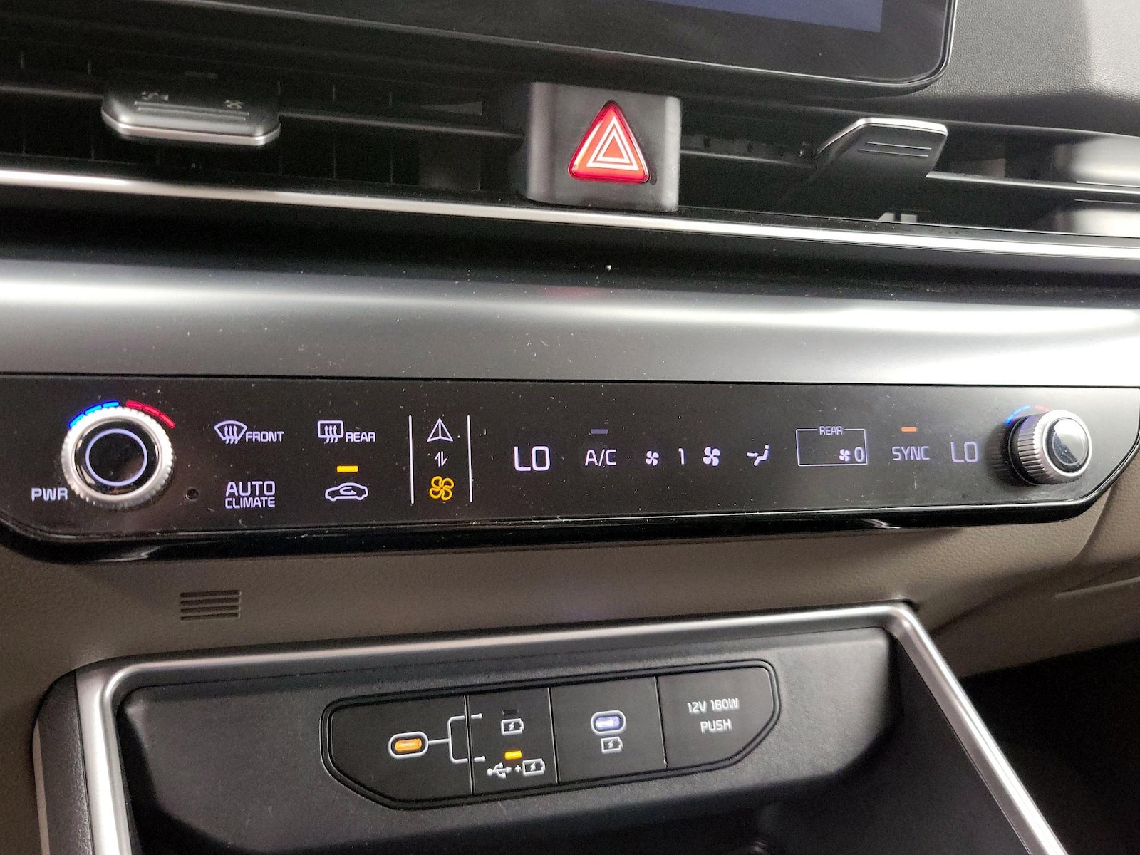 2025 Kia Carnival LXS - Photo 18