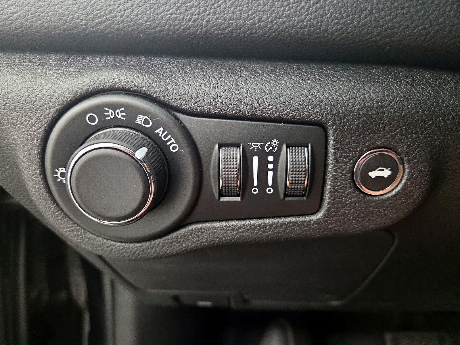 2017 Chrysler 200 Limited - Photo 14